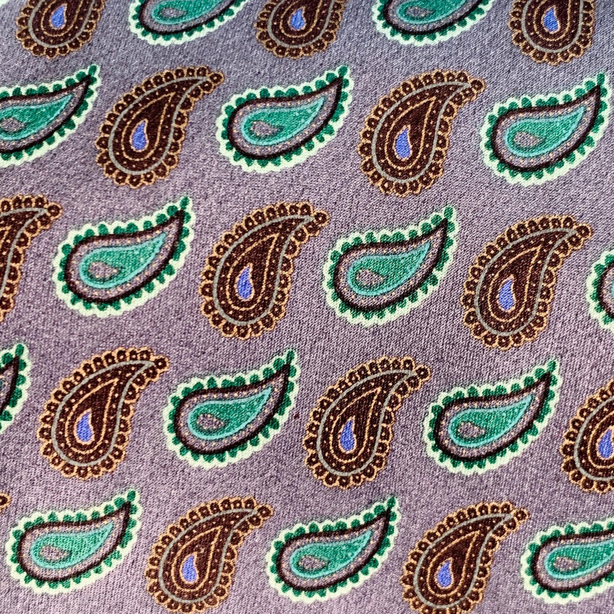 Cravate ERMENEGILDO Zegna en soie grise à motif cachemire vert. Fabriqué en Italie. Excellent état. 

Mesures : 
  Largeur : 3.75 pouces Longueur : 61 pouces 

  
  
 
Référence Sui Generis : 140699
Catégorie : Cravate
Plus de détails
    
Marque :