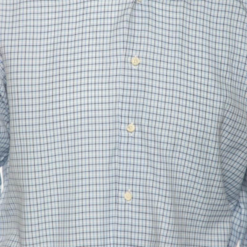 Esta camisa Ermenegildo Zegna, una mezcla perfecta de comodidad, lujo y estilo, es un ejemplo de la impecable confección de la marca. Confeccionada en algodón, esta creación se realza con un tono azul y un estampado de cuadros. Acabado con mangas