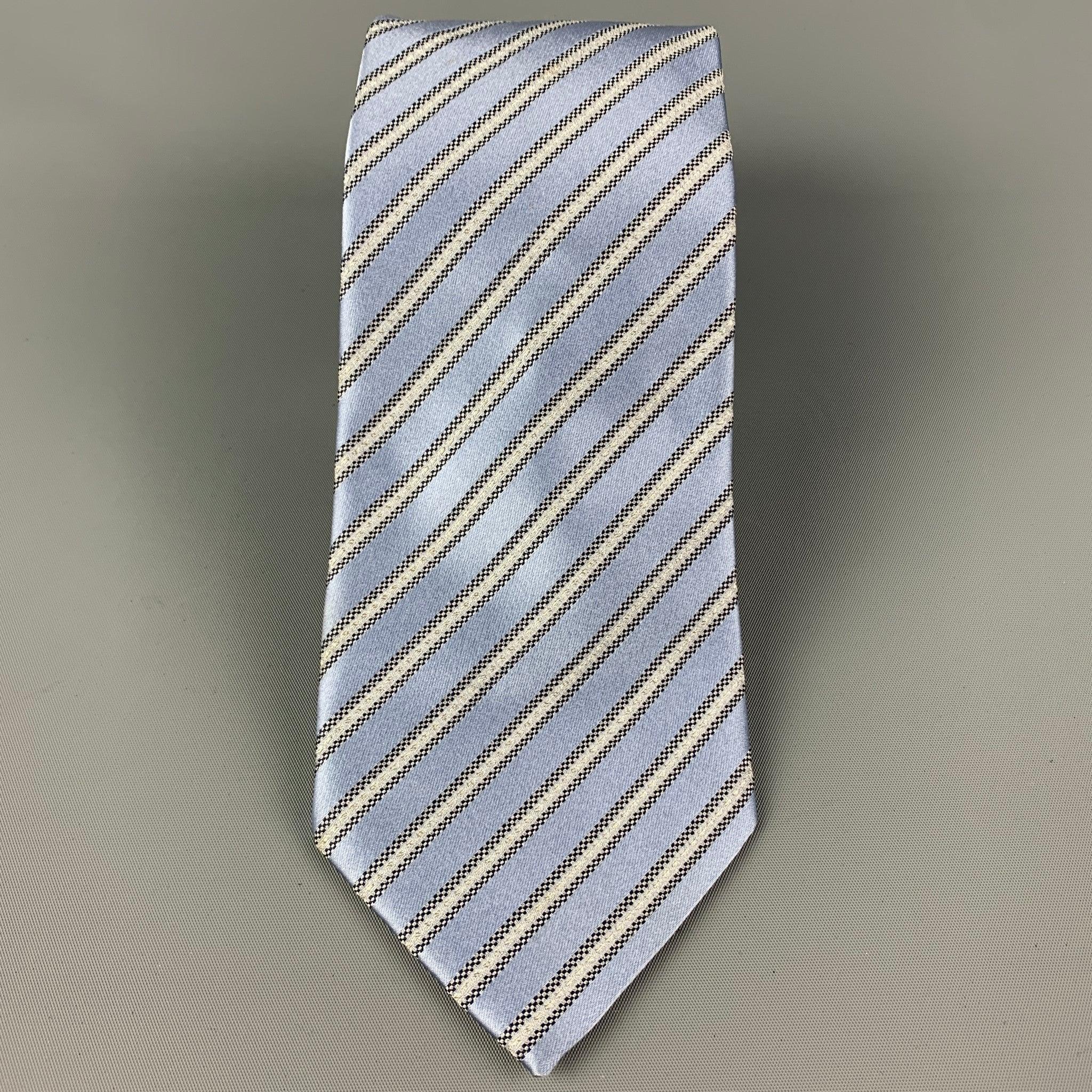ERMENEGILDO ZEGNA
Die Krawatte ist aus einer hellblauen und silbernen Seidenmischung mit einem ganzflächigen Streifendruck. Hergestellt in Italien. Sehr guter gebrauchter Zustand. 

Abmessungen: 
  Breite: 3.5 Zoll  Länge: 61 Zoll 
  
  
 
Sui