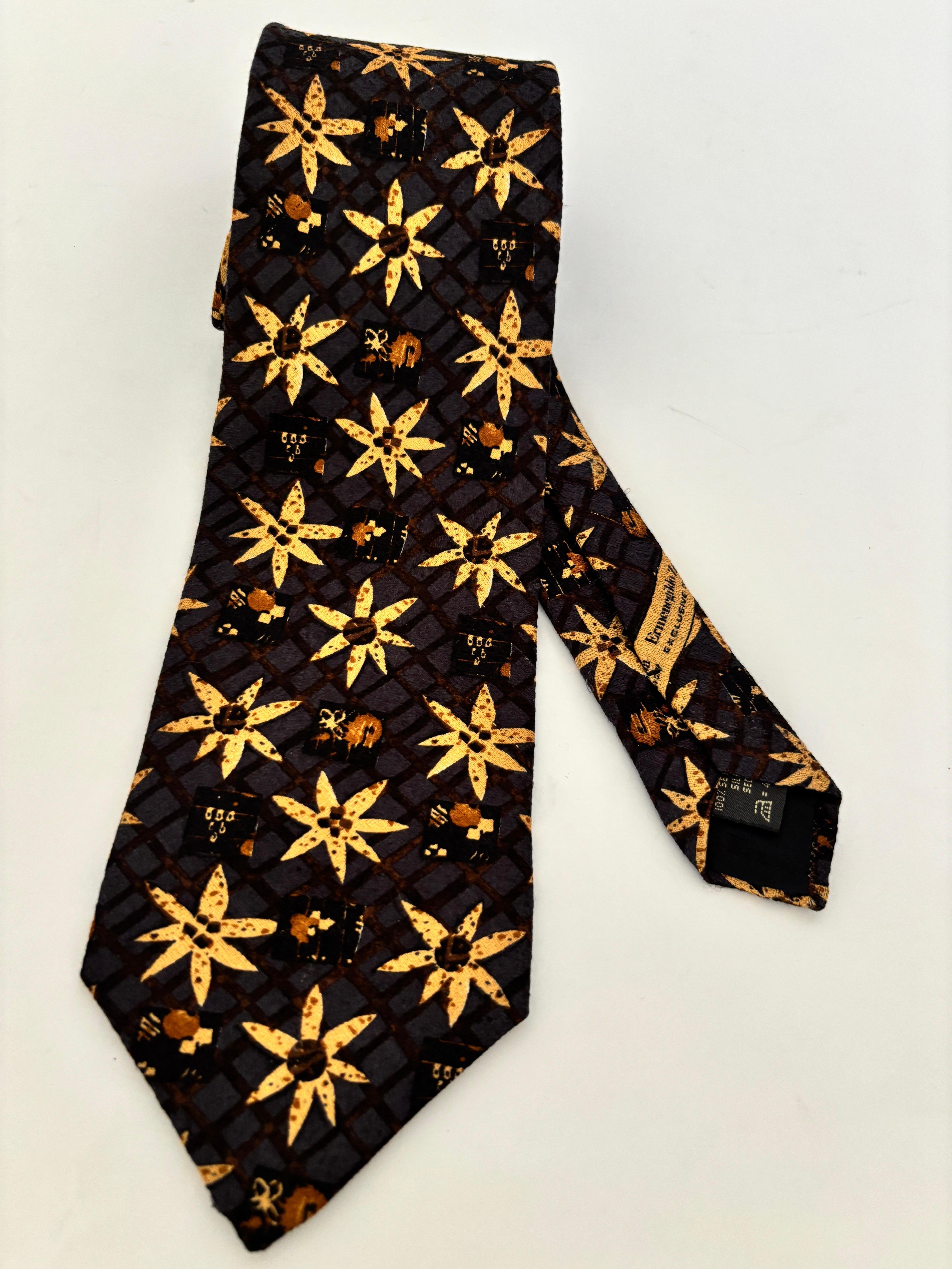 Corbata de seda Ermenegildo Zegna para hombre.
Corbata Ermenegildo Zegna de seda estampada de fantasía, hecha a mano en Italia.
La corbata está confeccionada con un diseño floral estilizado en gris oscuro y ocre, la corbata de seda embellecerá con
