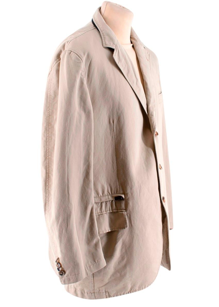 Ermenegildo Zegna Men's Beige Single Breasted Jacket 60R

- Leather detailing behind the collar and relaxed fit 

- Patch pockets (X2) with an extra zip above the patch pocket with leather clasp and silver hardware

-unlined & lightweight 

-