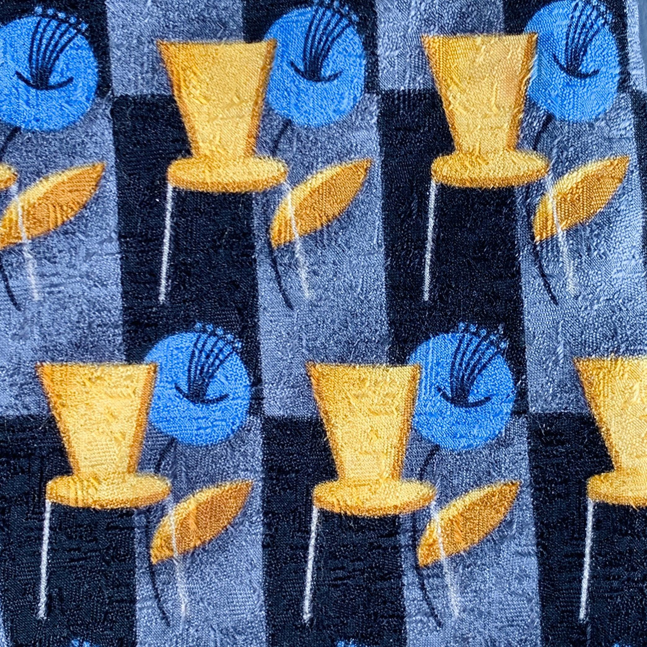 Cravatta Ermenegildo Zegna in seta multicolore con motivo di sedie astratte e fiori. Made in Italy.Buone condizioni di usato. Moderati segni sul retro. 

Misure: 
  Larghezza: 3,75 pollici Lunghezza: 58 pollici 

  
  
 
Riferimento Sui Generis: