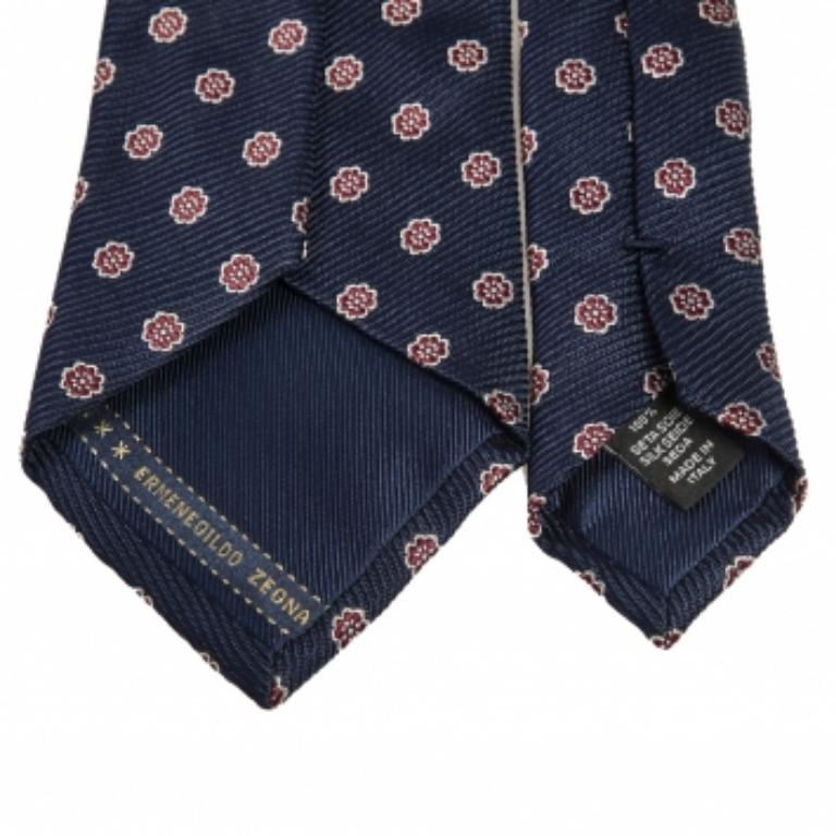 Cette cravate Ermenegildo Zegna est un accessoire formel parfait qui présente un attrait pointu et moderne. Confectionné dans des matières luxueuses, il présente des motifs complexes et l'étiquette de la marque est soigneusement cousue au dos. Il ne
