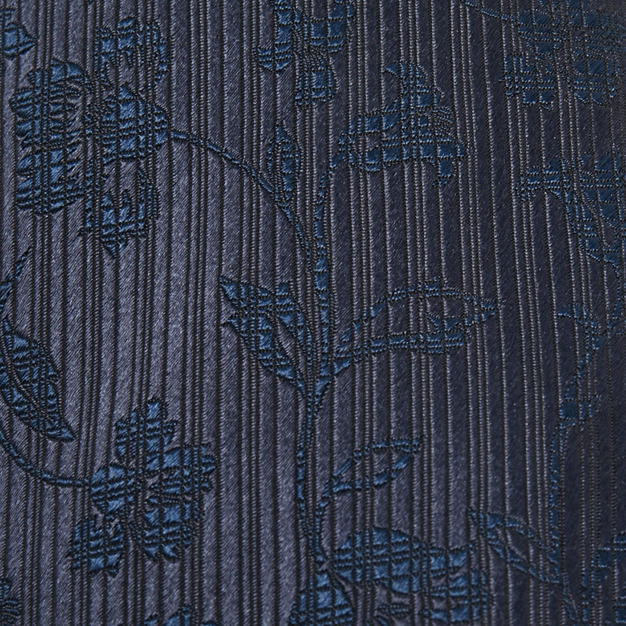 This tie is a perfect formal accessory that has a sharp and modern appeal. Made from luxurious materials it features floral print and the brand label is neatly stitched at the back. It is sure to add oodles of style to your blazers.