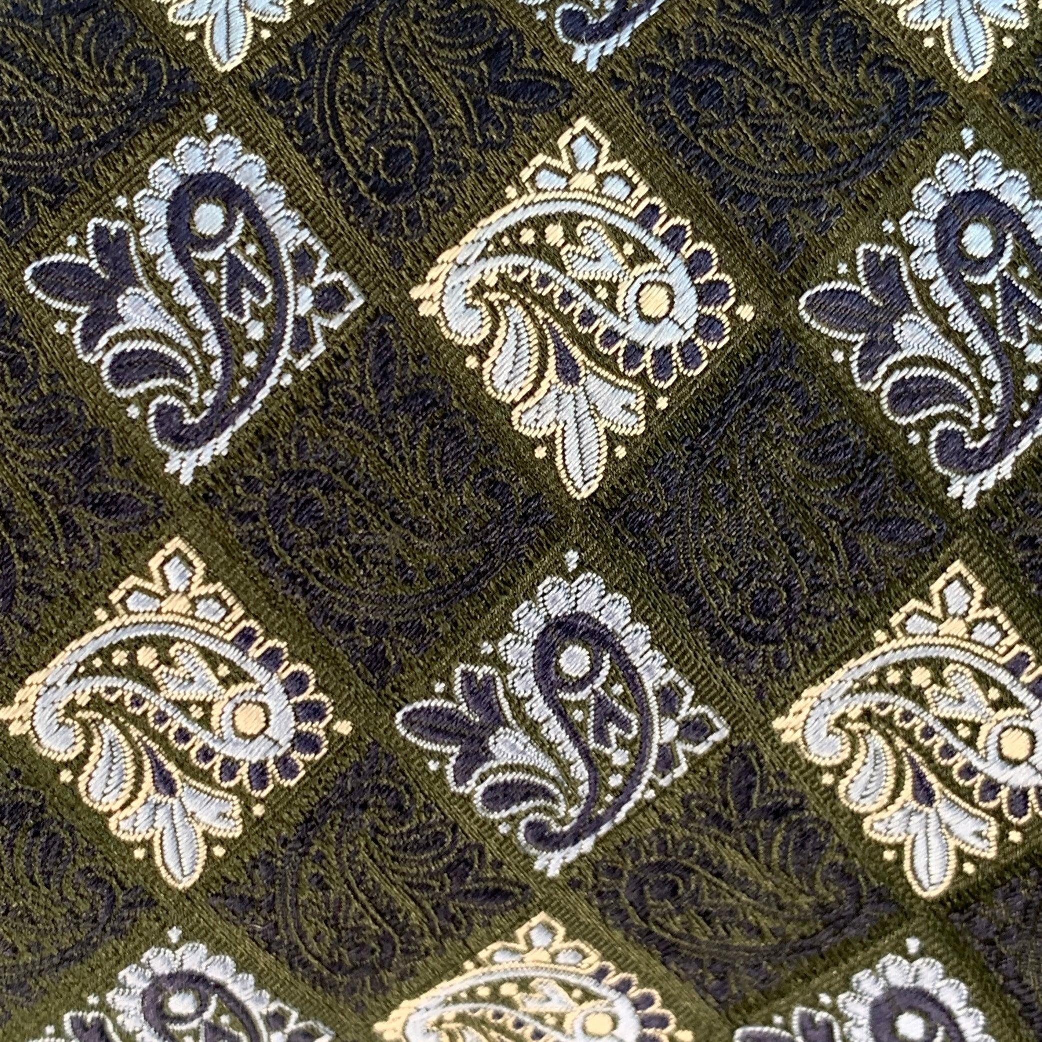 Cravatta Ermenegildo Zegna in seta blu e blu con motivo a scacchiera paisley. Made in Italy. Eccellente condizione di usato. 

Misure: 
  Larghezza: 3,25 pollici Lunghezza: 61 pollici 

  
  
 
Riferimento Sui Generis: 140696
Categoria: