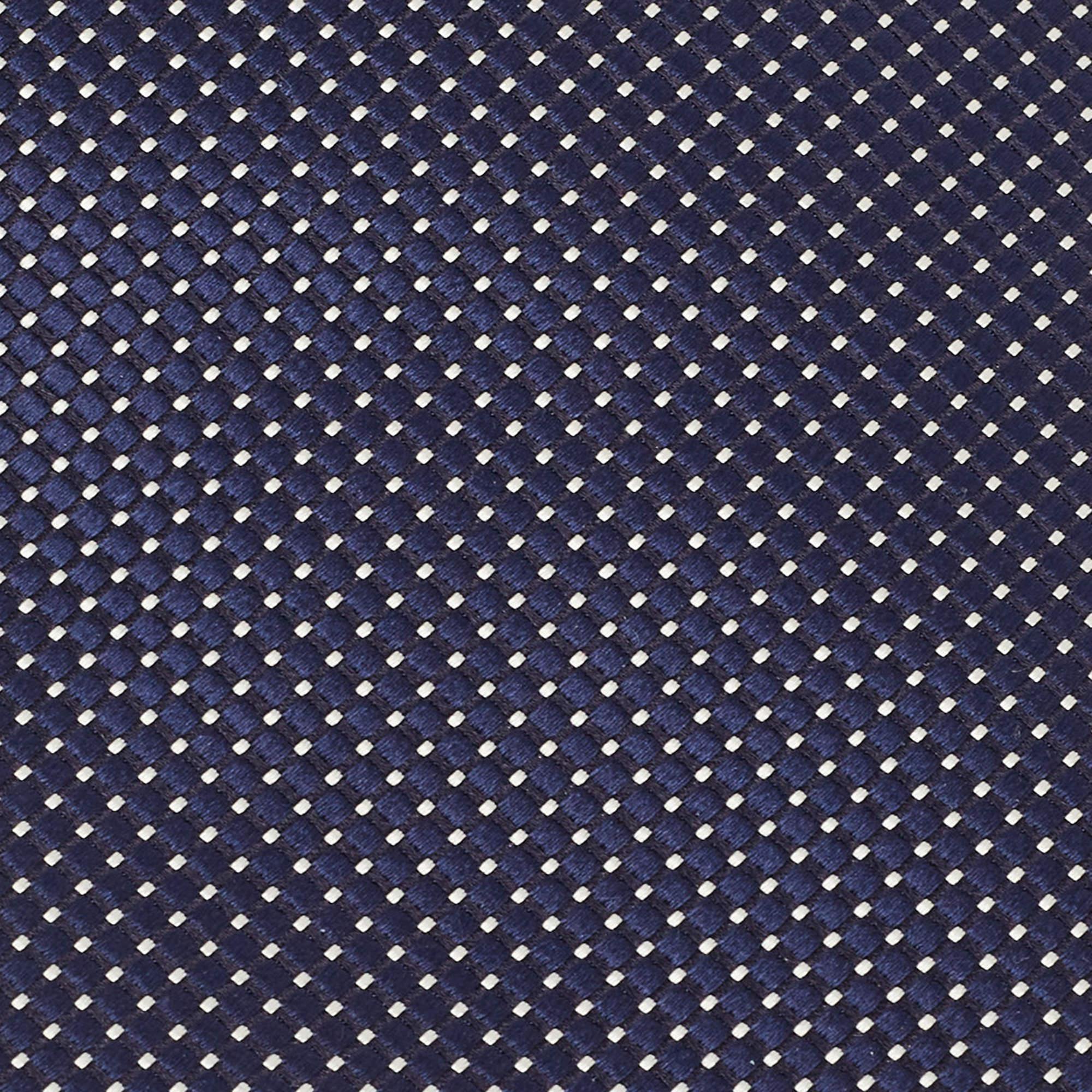 This tie is a perfect formal accessory that has a sharp and modern appeal. Made from luxurious materials it features intricate patterns and the brand label is neatly stitched at the back. It is sure to add oodles of style to your blazers.