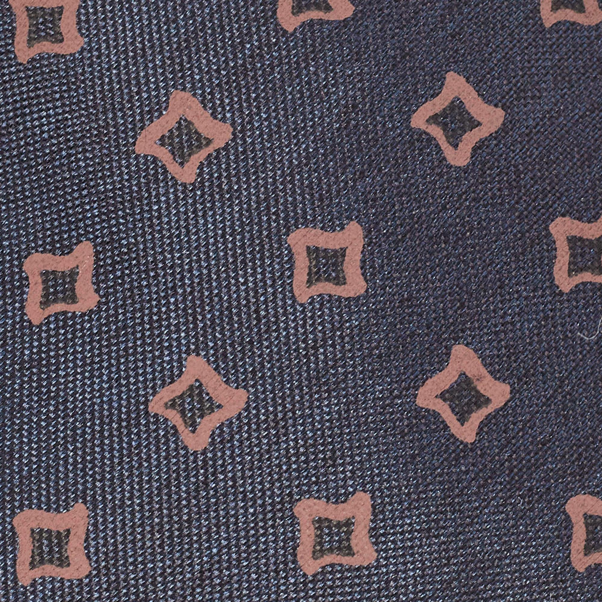 This tie is a perfect formal accessory that has a sharp and modern appeal. Made from luxurious materials it features intricate patterns and the brand label is neatly stitched at the back. It is sure to add oodles of style to your blazers.
