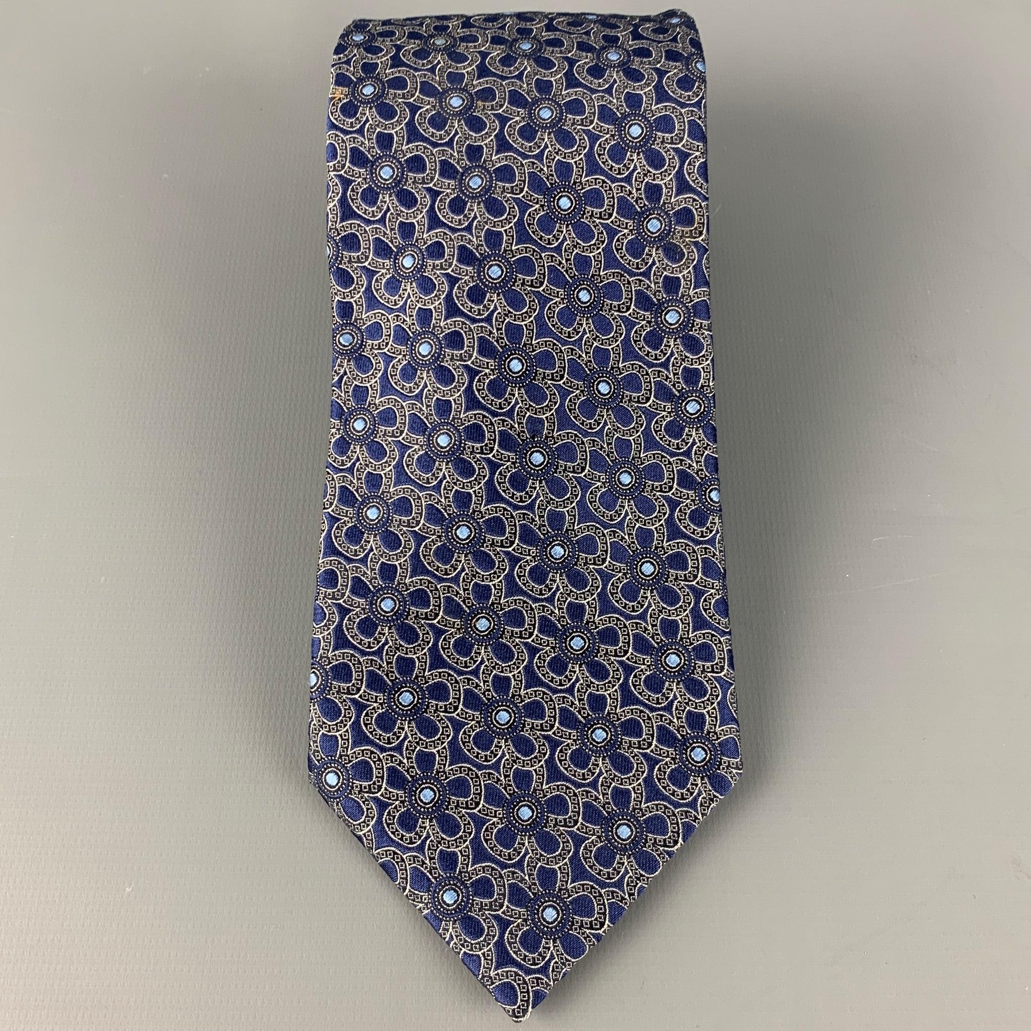 ERMENEGILDO ZEGNA
tie in navy silk, featuring a cream abstract floral pattern. Made in Italy.Very Good Pre-Owned Condition. 

Measurements: 
  Width: 3.5 inches Length: 59 inches 
  
  
 
Reference: 126576
Category: Tie
More Details
    
Brand: 