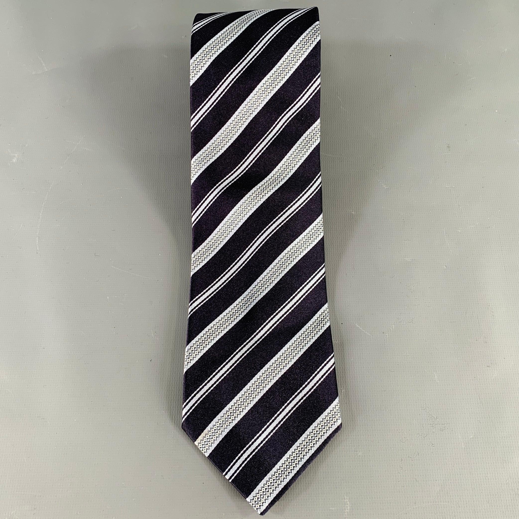 ERMENEGILDO ZEGNA Su Misura necktie in a navy and light blue silk featuring a diagonal stripe pattern. Made in Italy.Excellent Pre-Owned Condition. 

Measurements: 
  Width: 3.25 inches Length: 60 inches 

  
  
 
Sui Generis Reference: