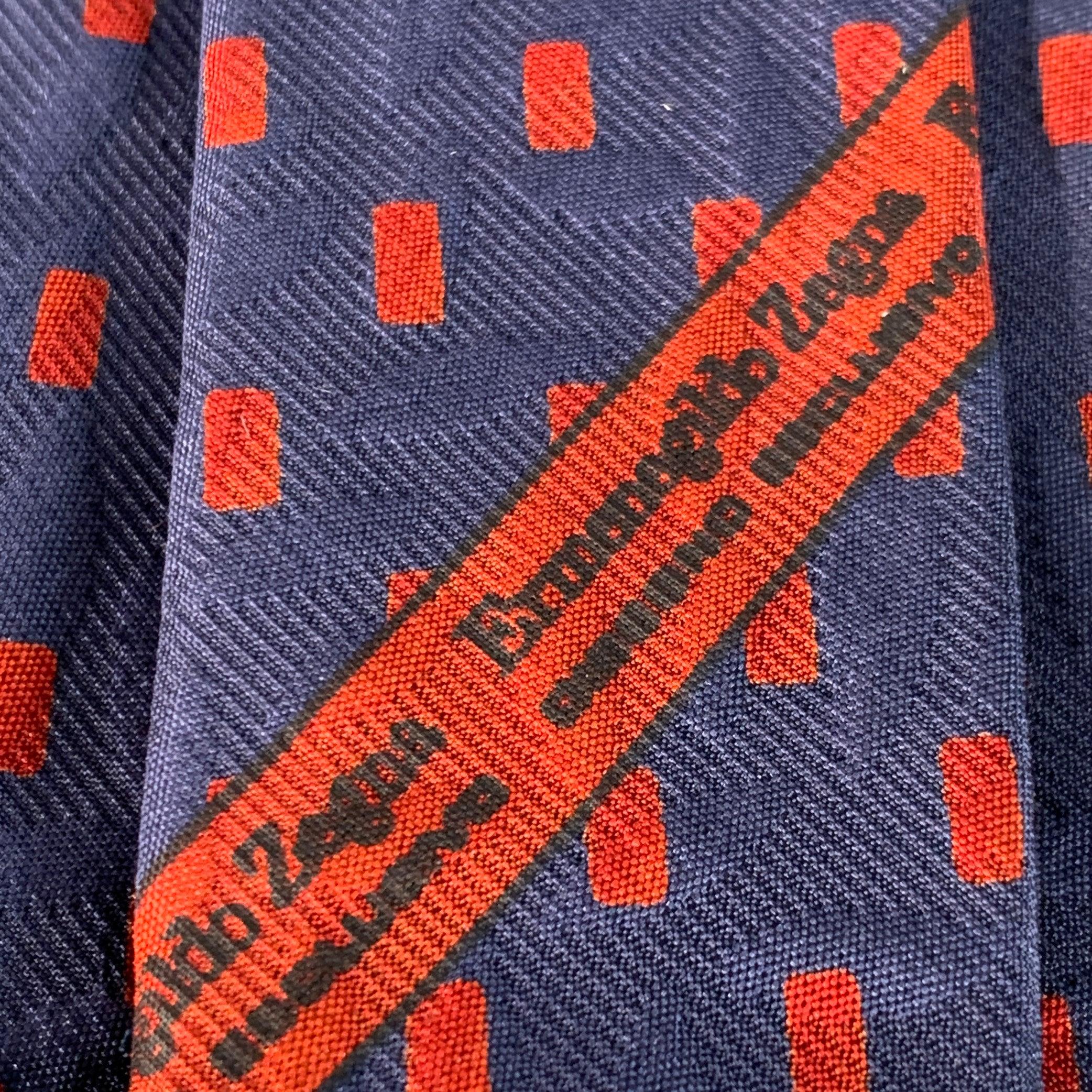 Ermenegildo Zegna Cravate en soie rouge marine à rectangles Bon état - En vente à San Francisco, CA