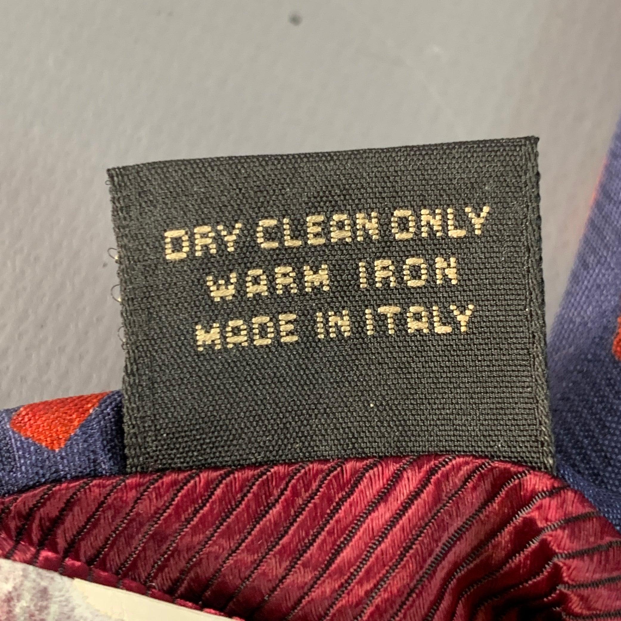 Ermenegildo Zegna Cravate en soie rouge marine à rectangles en vente 1