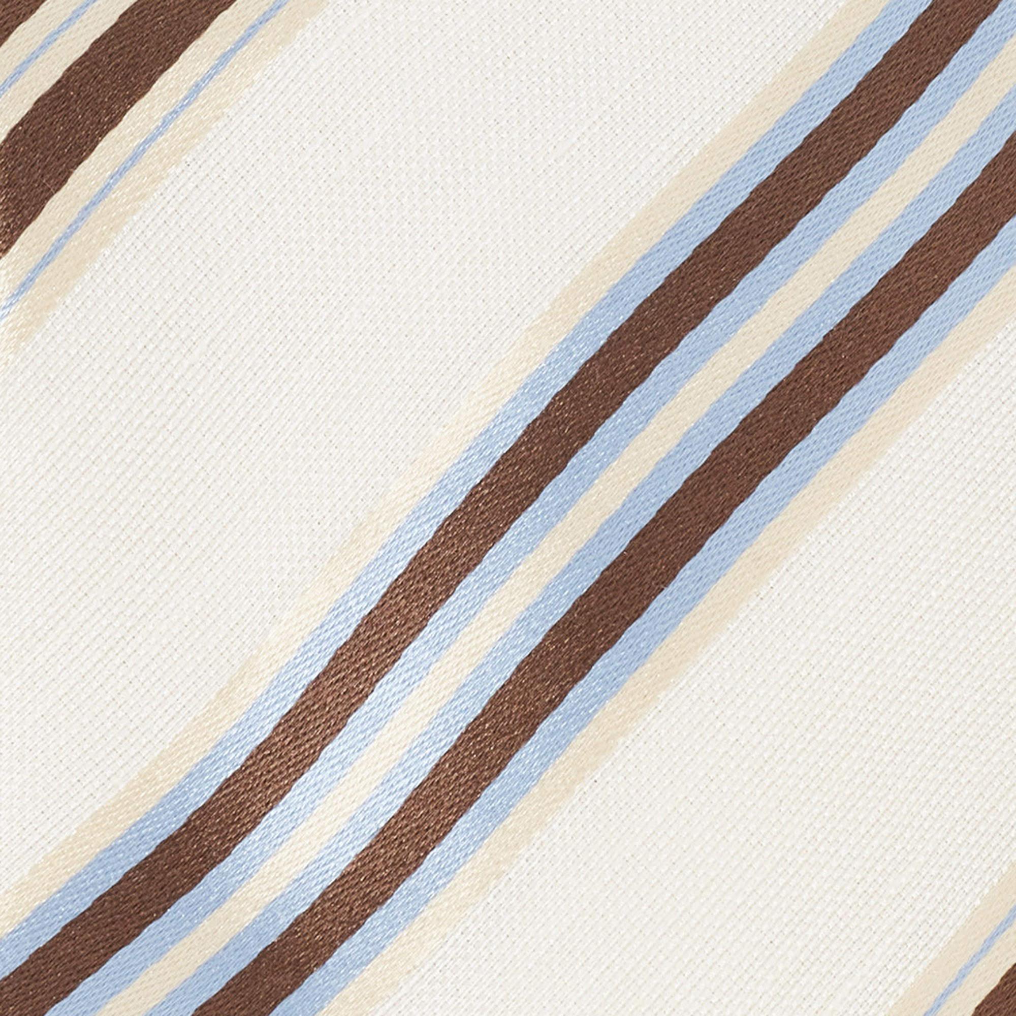 Cette cravate est un accessoire formel parfait qui présente un attrait pointu et moderne. Confectionné dans des matières luxueuses, il présente des motifs complexes et l'étiquette de la marque est soigneusement cousue au dos. Il ne manquera pas
