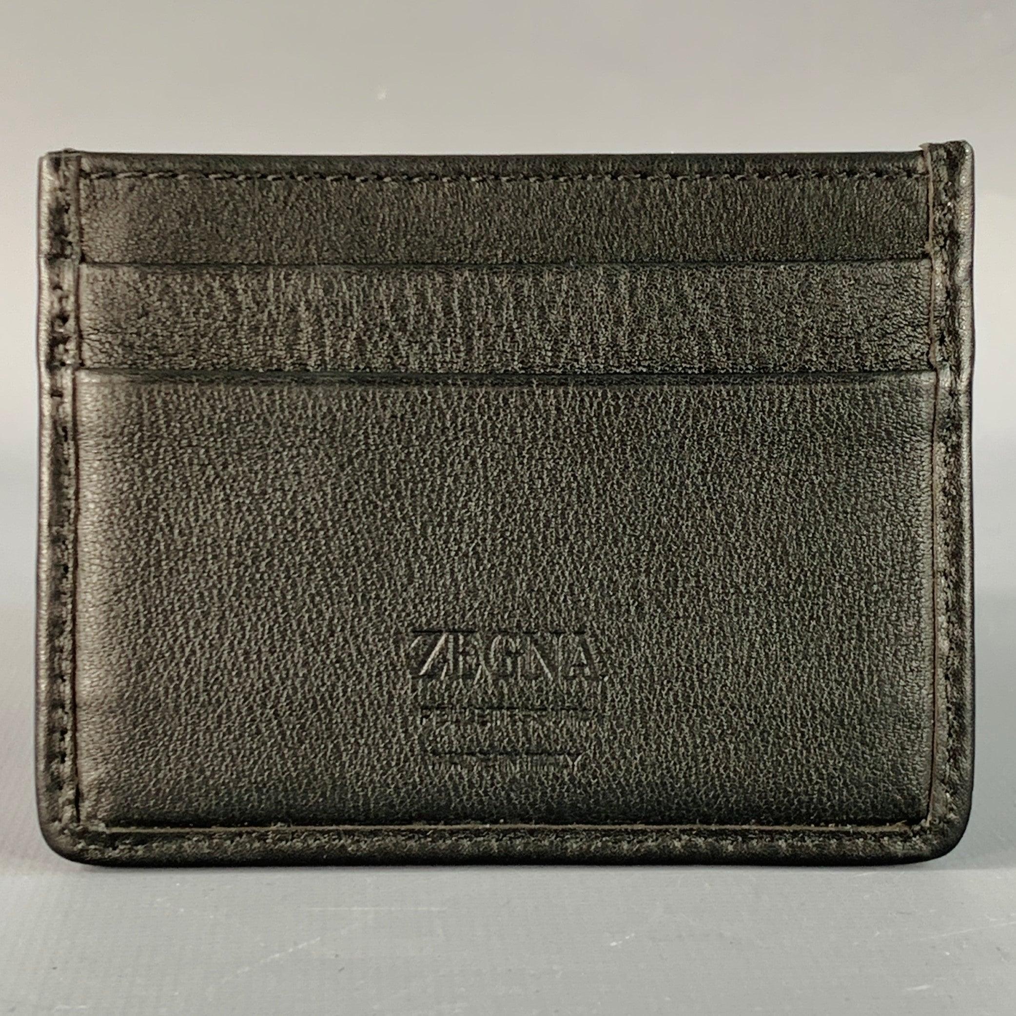 ZEGNA by ERMENEGILDO ZEGNA Geldbörse
aus schwarzem Leder mit gewebtem Muster und Metalllogo sowie mehreren Kartenfächern. Wird mit Box geliefert. Hergestellt in Italien, neu mit Box, 4 x 3 Zoll 
  
  
 
Sui Generis-Referenz: 140903
Kategorie: