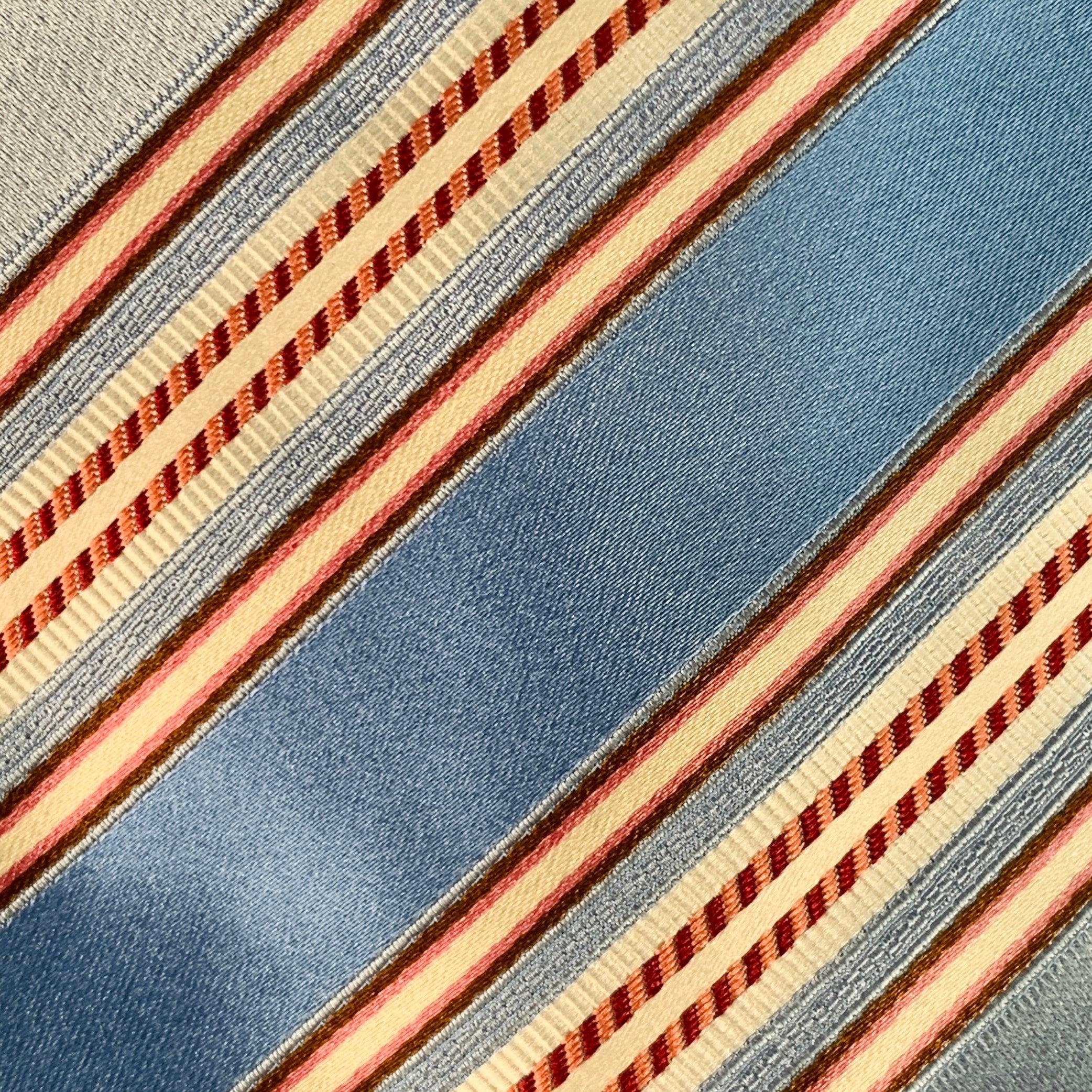 Corbata ERMENEGILDO ZEGNA de algodón de seda azul y coral con estampado de rayas diagonales. Made in Italy.Muy buen estado de conservación.Anchura: 3,5 pulgadas Longitud: 61 pulgadas 

  
  
 
Referencia Sui Generis: 141010
Categoría Corbata
Más