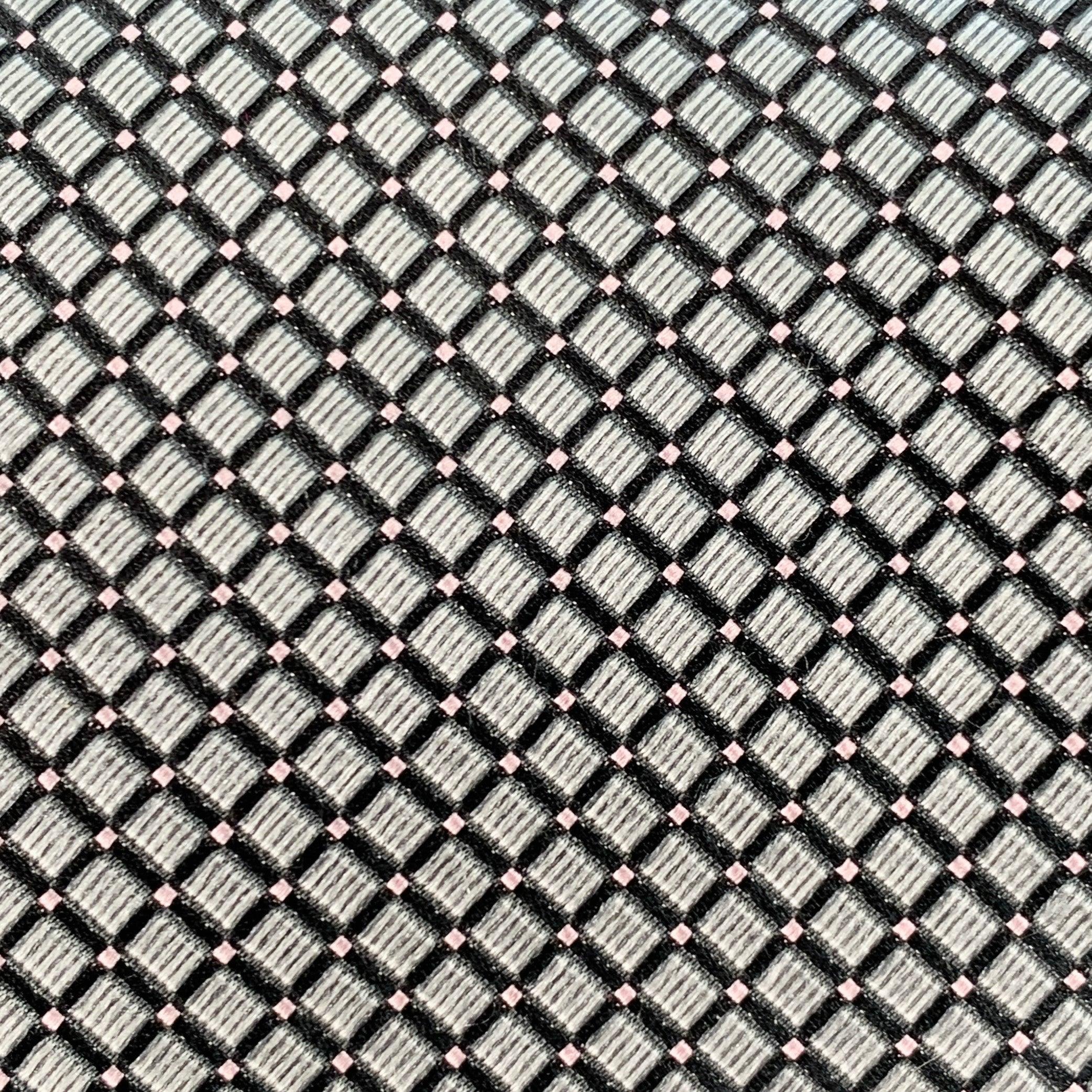 Cravatta di Ermenegildo Zegna in seta nera e argento con motivo a scacchi. Made in Italy.Ottime condizioni di usato.Larghezza: 3,5 pollici Lunghezza: 61 pollici 

  
  
 
Riferimento Sui Generis: 141008
Categoria: Cravatta
Ulteriori dettagli
   