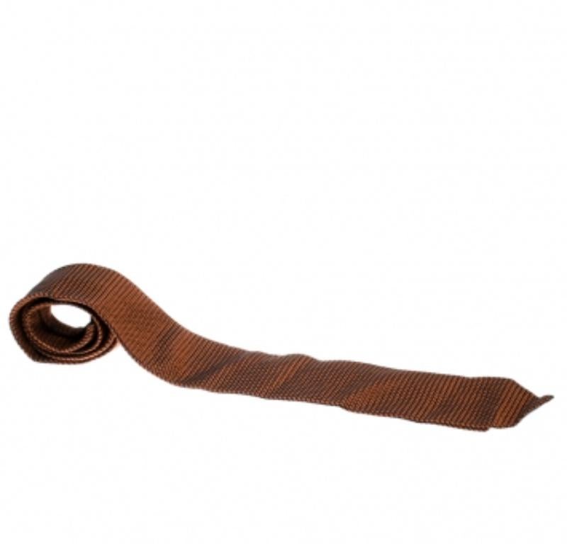 ¿Por qué conformarte con una corbata lisa y aburrida cuando puedes darle el toque de lujo con esta pieza de seda de Ermenegildo Zegna? De hecho, esta corbata está estampada con motivos en jacquard que le confieren un atractivo moderno. Asegúrate de