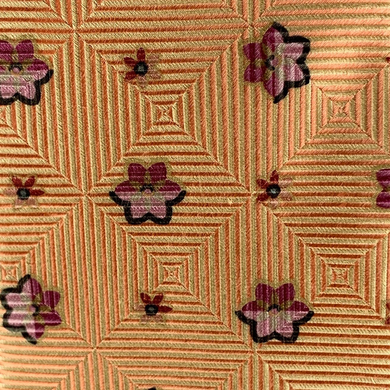 Klassische Krawatte von ERMENEGILDO ZEGNA mit orangefarbenen Rautenstreifen und rosa Blumenmotiven. 100% Seide. Hergestellt in Italien.
Sehr guter gebrauchter Zustand.
 

Abmessungen: 
  Breite: 3 Zoll Länge: 58 Zoll 




  
  
 
Sui