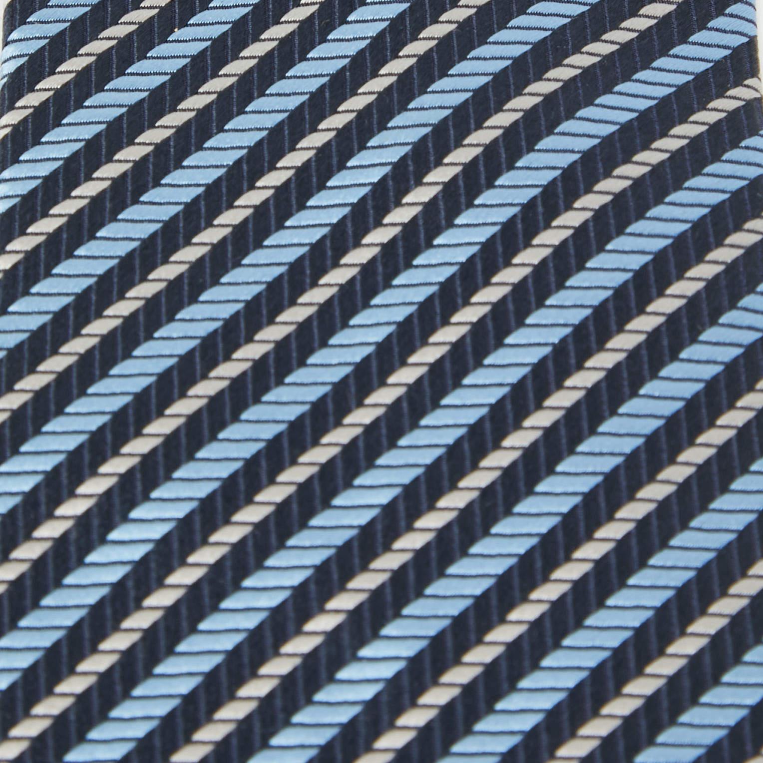 Questa cravatta è un accessorio formale perfetto che ha un fascino tagliente e moderno. Realizzata con materiali di lusso, presenta motivi intricati e l'etichetta del marchio è ben cucita sul retro. Aggiungerà sicuramente un tocco di stile ai tuoi