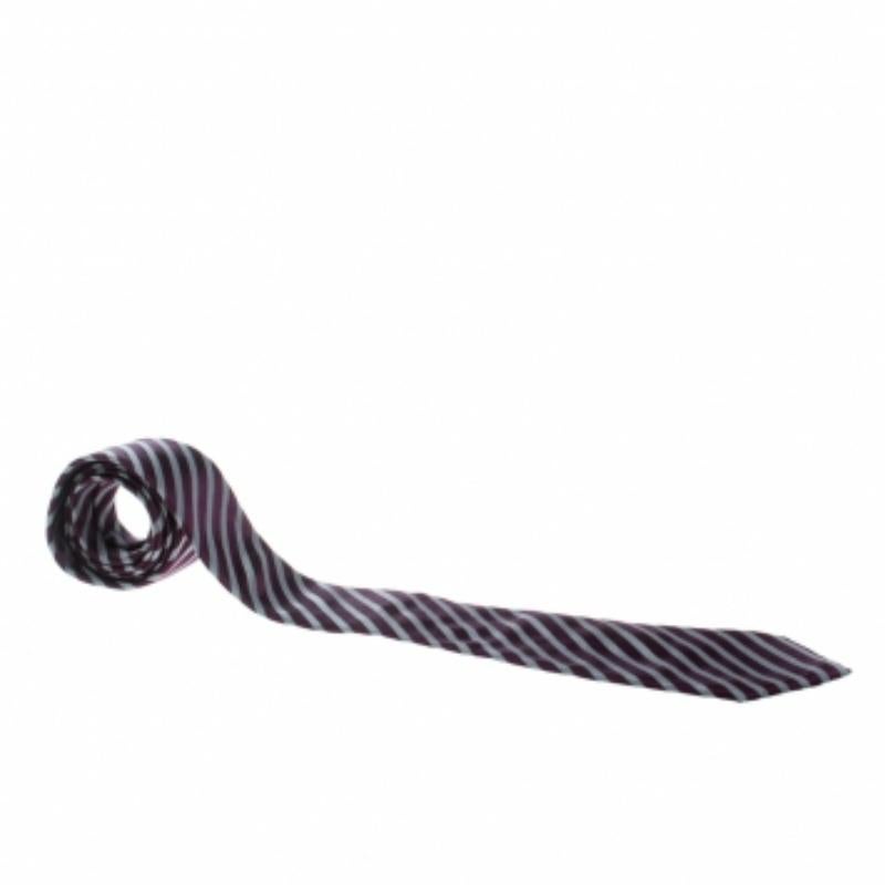 Coupée dans une soie de qualité, cette cravate Ermenegildo Zegna présente des rayures violettes et grises sur toute sa surface. La pièce est complétée par une boucle de maintien au dos. Soyez élégant en l'associant à des chemises impeccables.