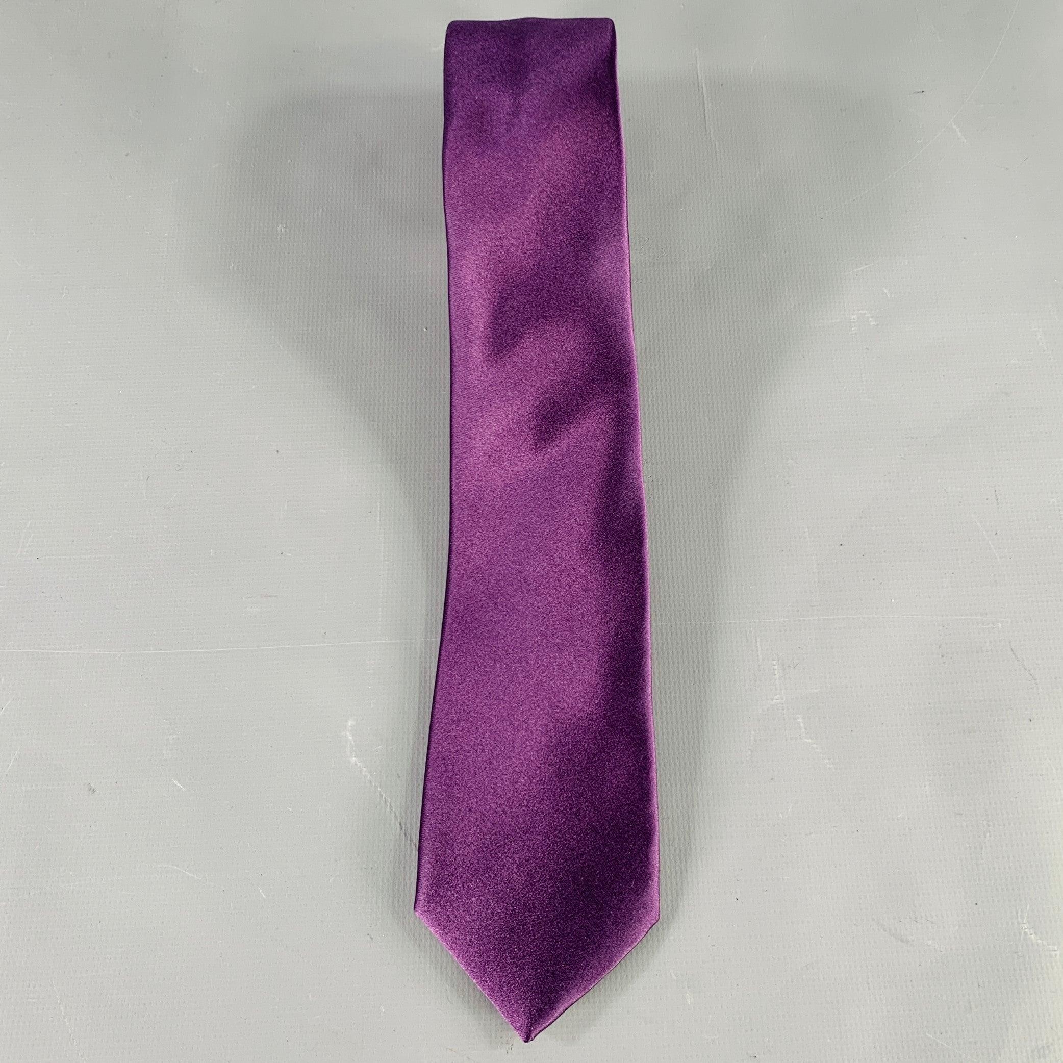 ERMENEGILDO ZEGNA necktie
in a purple silk satin featuring a narrow style. Made in Italy.Very Good Pre-Owned Condition.Width: 2.25 inches Length: 61 inches 
  
  
 
Sui Generis Reference: 136443
Category: Tie
More Details
    
Brand:  ERMENEGILDO