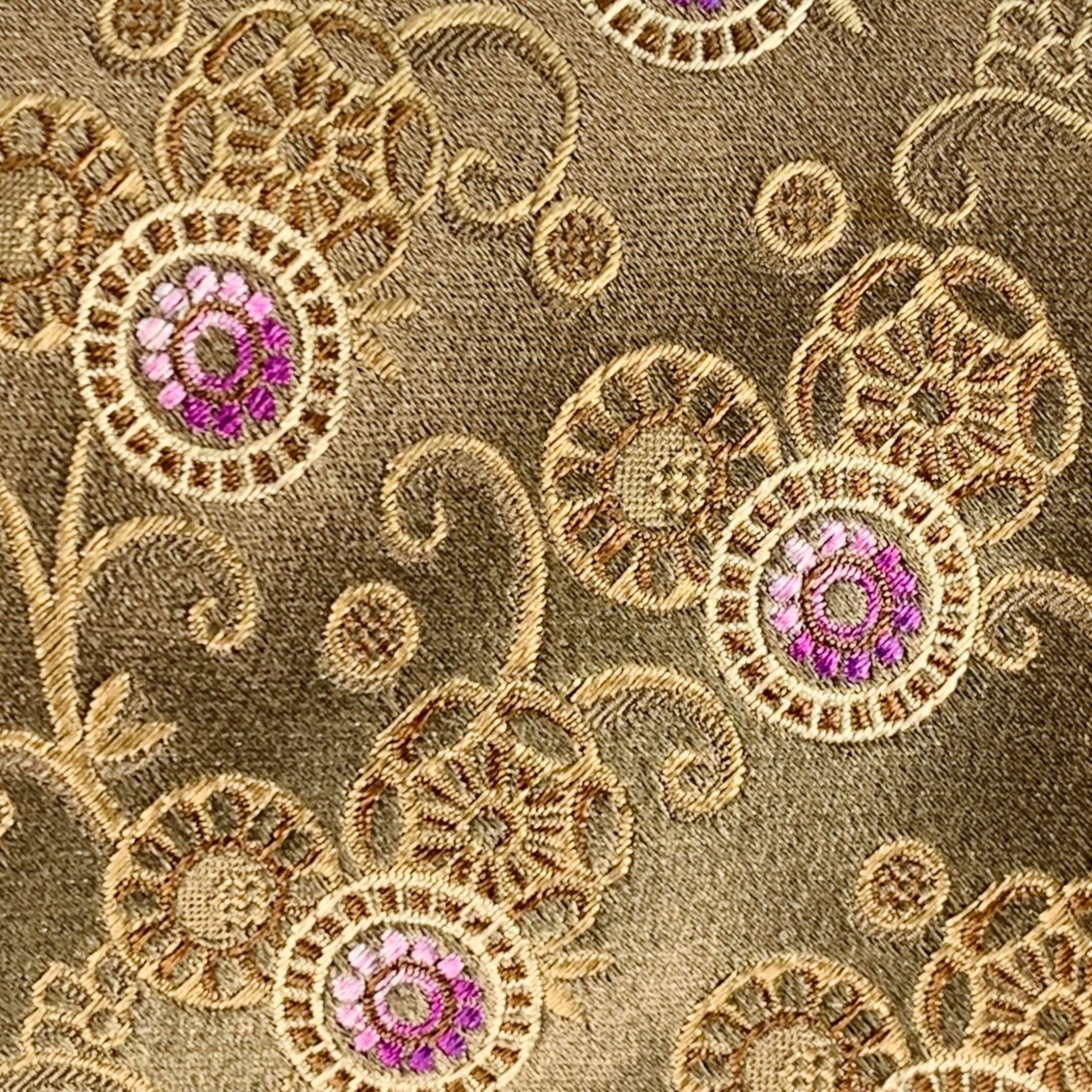 ERMENEGILDO ZEGNA
Corbata de seda de color topo con un motivo floral abstracto de color morado. Fabricado en Italia.Excelente estado de conservación. 

Medidas: 
  Anchura: 3,5 pulgadas Longitud: 60 pulgadas 
  
  
 
Referencia Sui Generis: