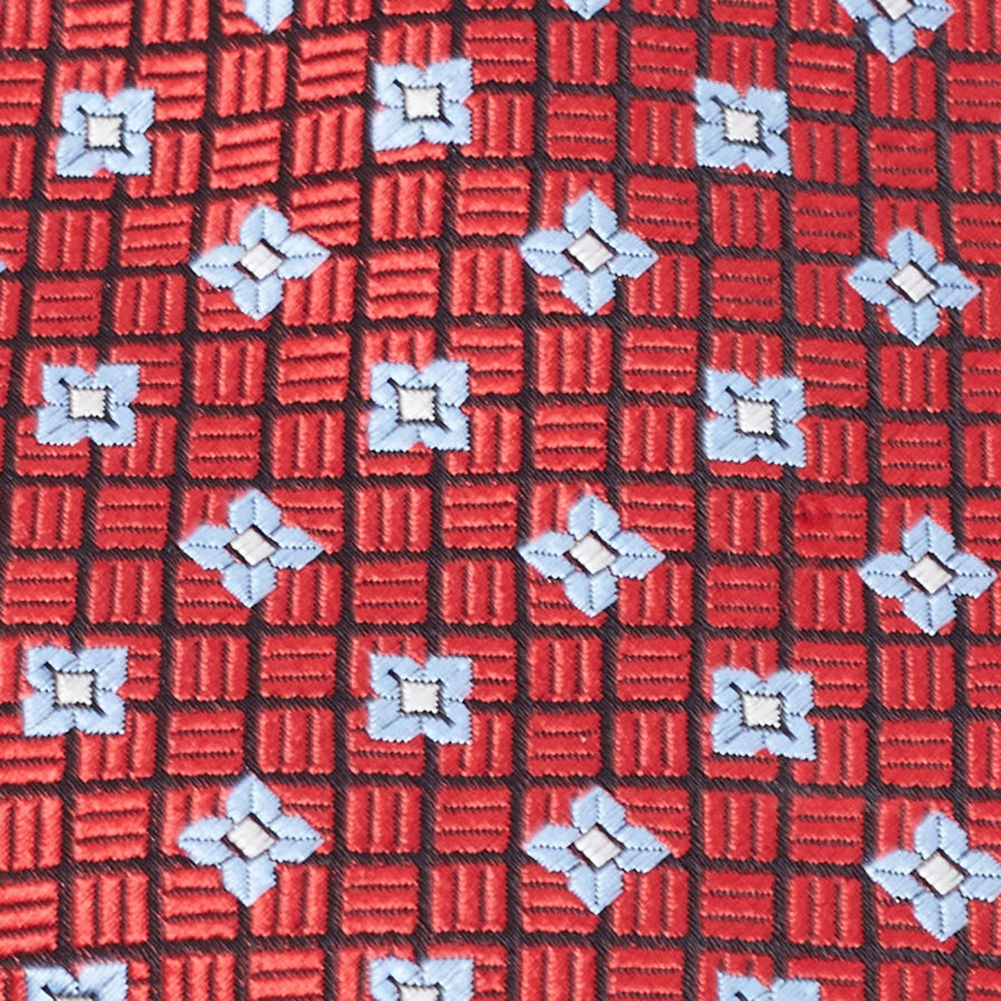 Scegli questa cravatta di Ermenegildo Zegna per dare un tocco di lusso al tuo look formale. È tagliato in seta e decorato con motivi su tutta la superficie. È rifinito con l'etichetta del marchio sul retro.