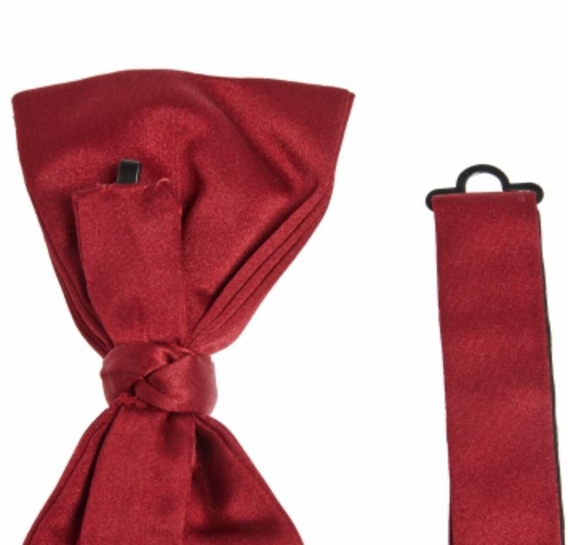 Coupé dans une soie de qualité, ce nœud papillon Ermenegildo Zegna présente un nœud soigné sur une bande rouge. La pièce est complétée par le célèbre Label de la marque à l'intérieur. Soyez élégant en l'associant à des chemises blanches impeccables.