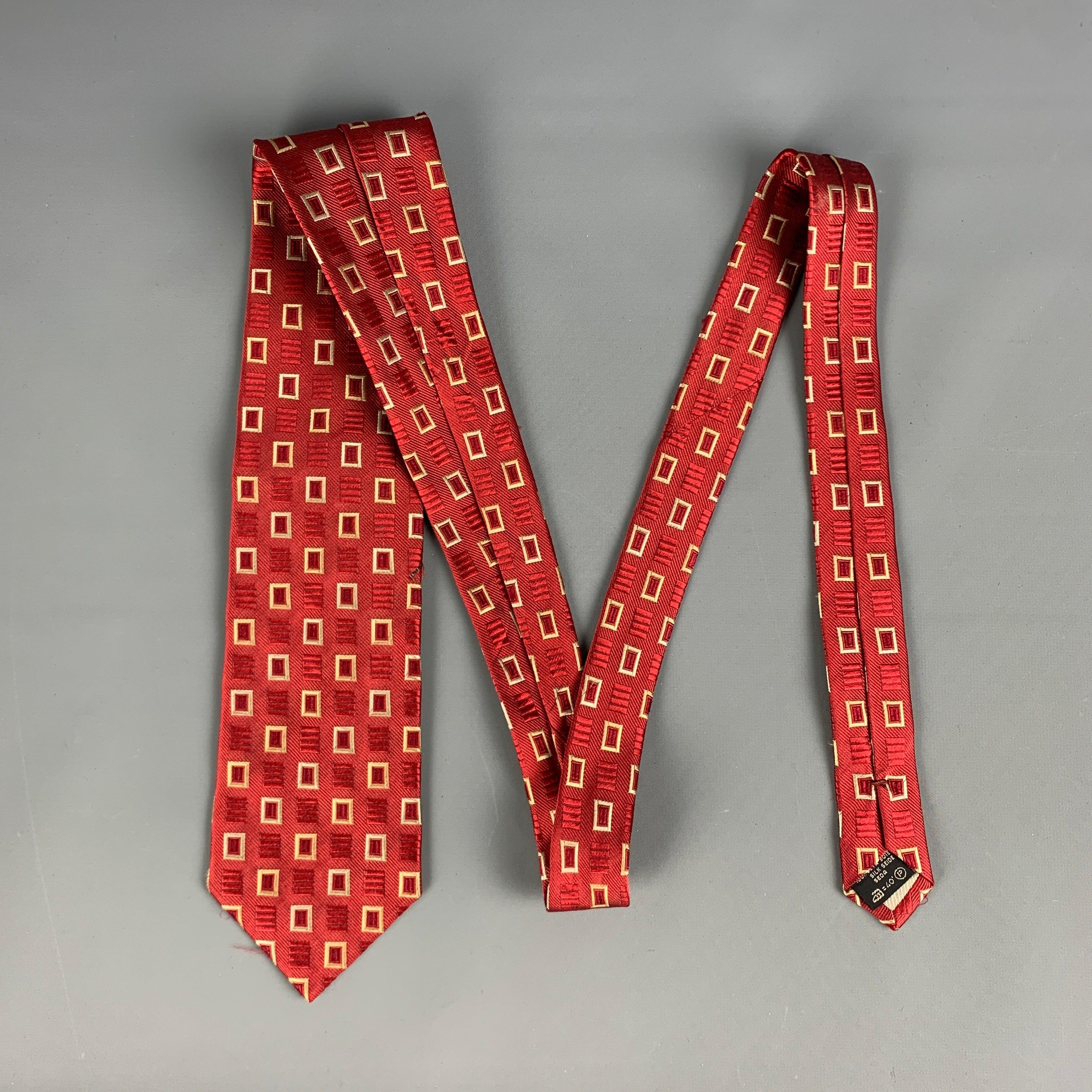 ERMENEGILDO ZEGNA Vintage-Krawatte in tiefem Rot mit quadratischem All-Over-Muster in Beige. 100% Seide. Hergestellt in Italien.
Sehr guter gebrauchter Zustand
 

Abmessungen: 
  Breite: 3 Zoll Länge: 57 Zoll 


  
  
 
Sui Generis-Referenz: