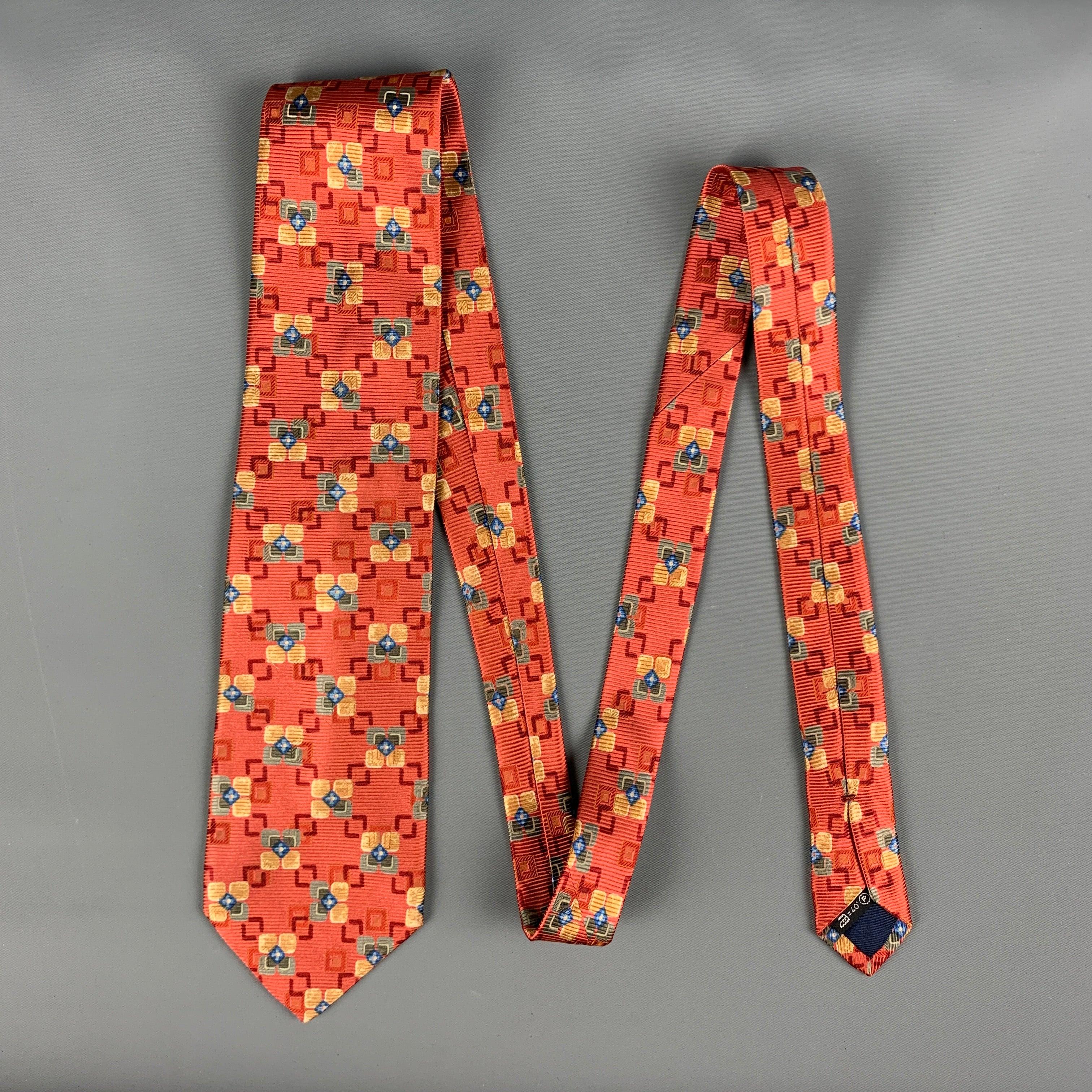 La cravate ERMENEGILDO Zegna se décline en rouge avec un imprimé floral géométrique multicolore. Fabriquées en Italie.
Très bon état d'origine.
 

Mesures : 
  Largeur : 3 pouces Longueur : 60 pouces 

  
  
 
Référence Sui Generis :
