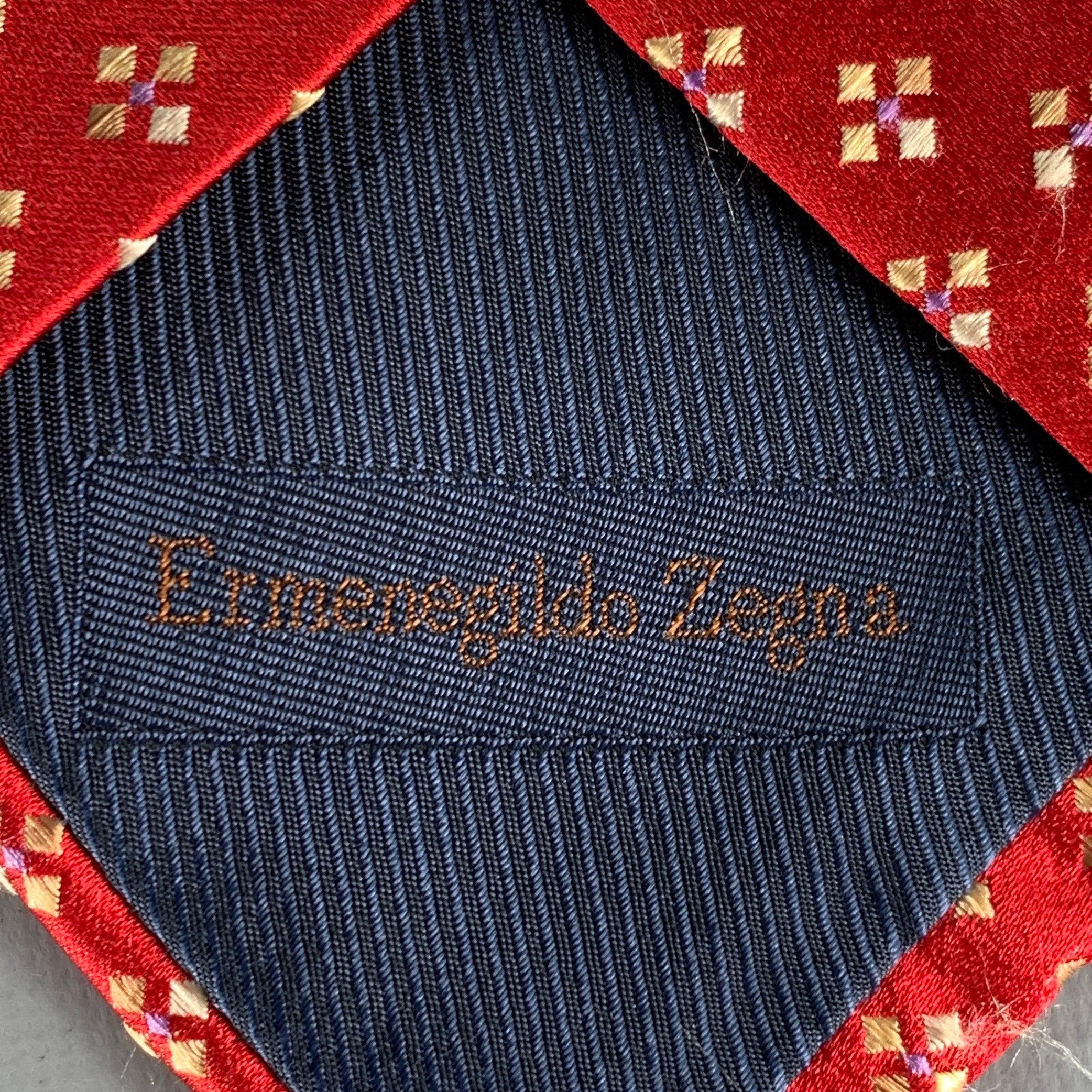 ERMENEGILDO ZEGNA Rote Gelbe Quadratische Seidenkrawatte im Zustand „Gut“ im Angebot in San Francisco, CA