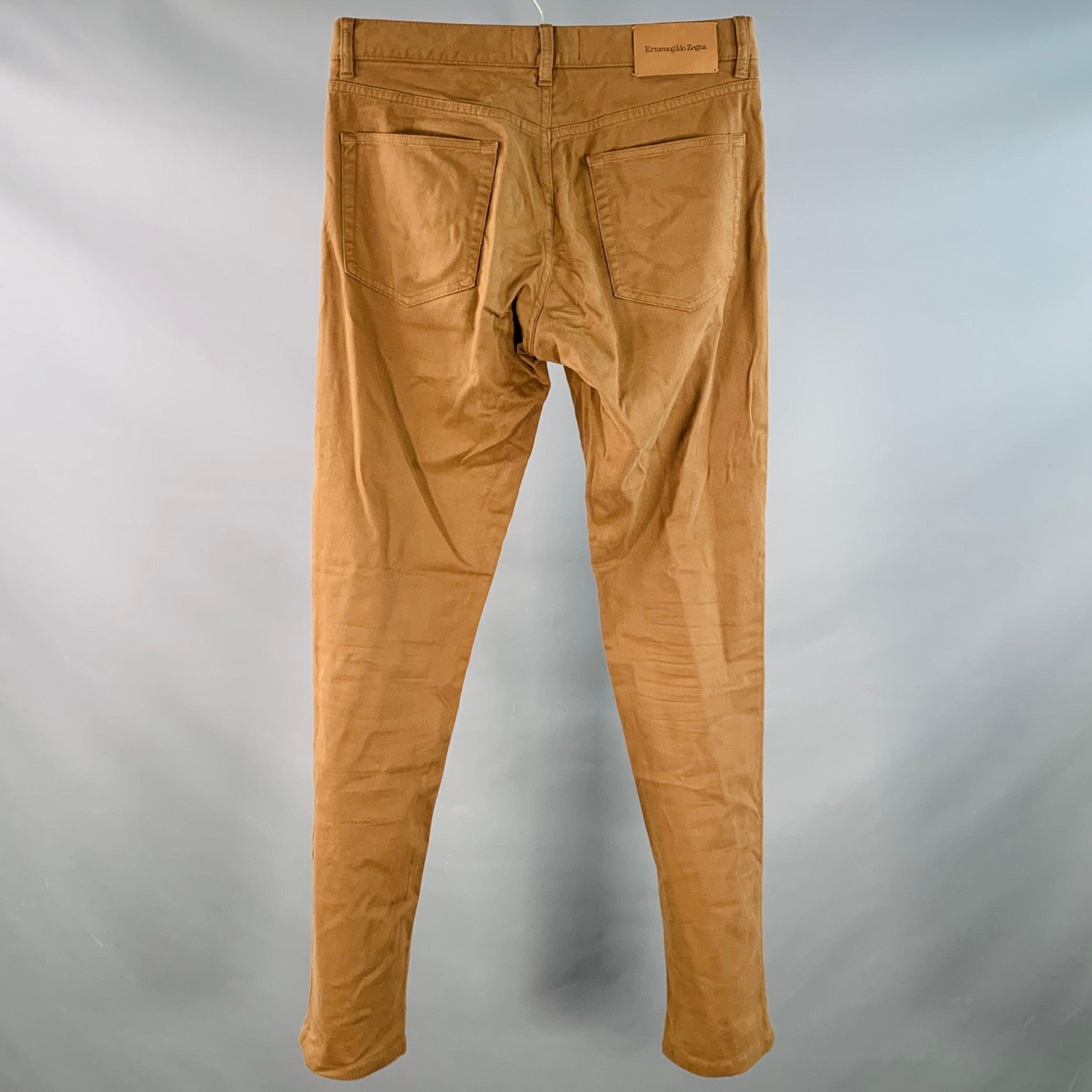 ERMENEGILDO Zegna pantalon décontracté
en sergé de coton mélangé marron, avec une coupe jean à cinq poches, une jambe étroite et fuselée, et une fermeture à glissière. Fabriqué en Roumanie. Excellent état. 

Marqué :   30 

Mesures : 
  Taille : 30