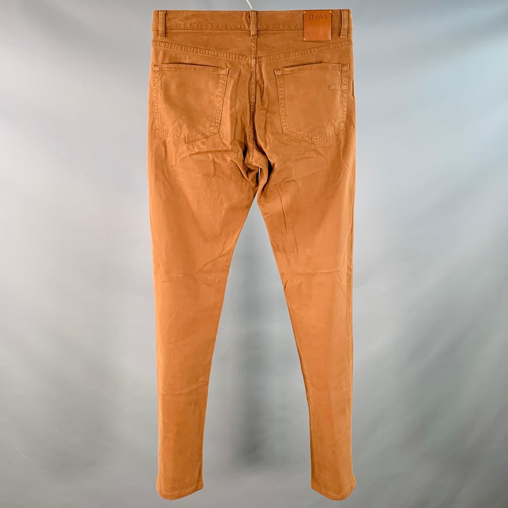Pantalones informales Ermenegildo Zegna en sarga marrón de mezcla de algodón elástico, de corte vaquero con cinco bolsillos, pernera recta y cierre con cremallera. Fabricado en Rumanía. Muy buen estado de conservación. Pequeñas marcas y signos de
