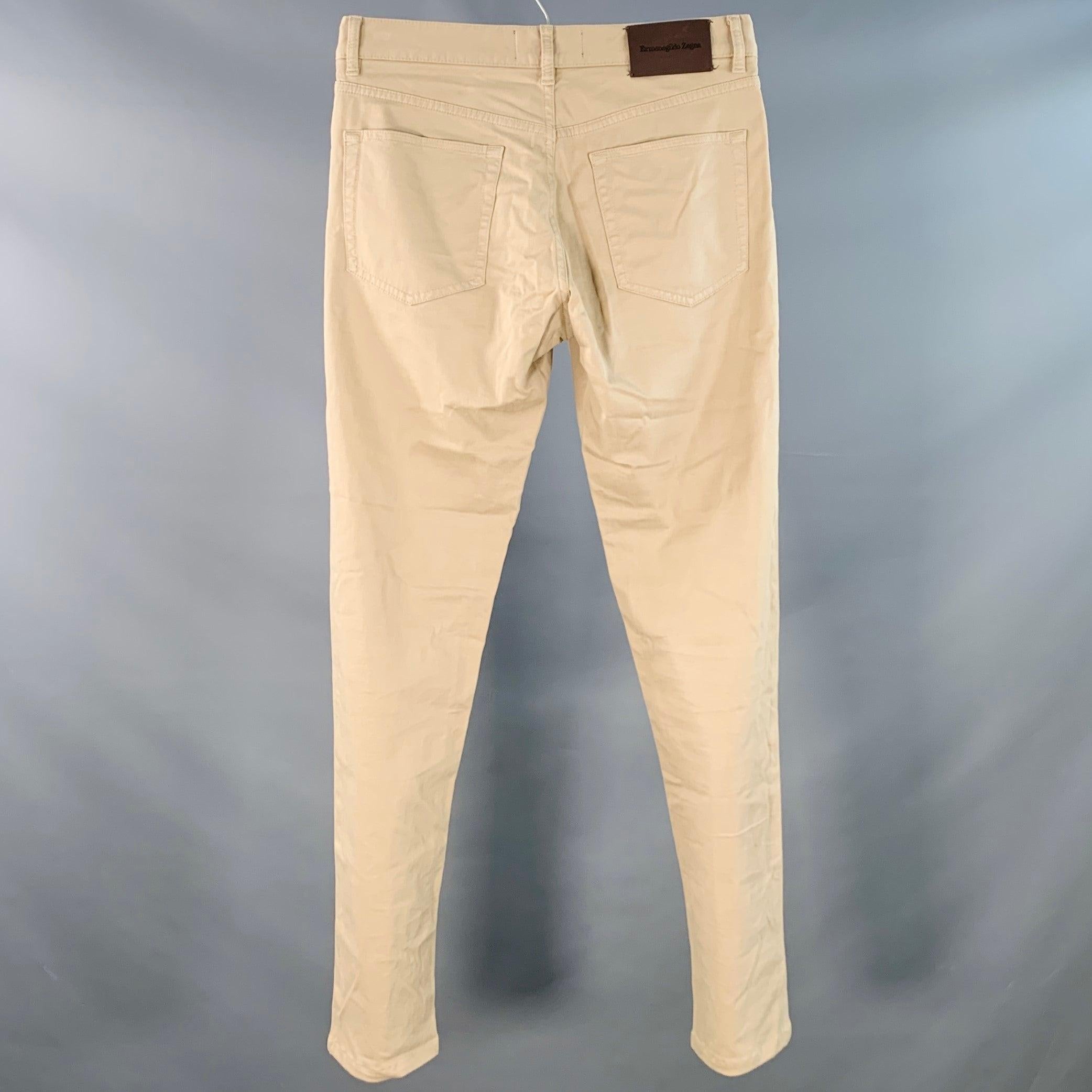 Pantalones informales ERMENEGILDO ZEGNA
en un tejido de mezcla de algodón elástico de color caqui, con un corte vaquero con cinco bolsillos, pernera recta delgada y cierre de bragueta con cremallera. Fabricado en Rumanía.Excelente estado de