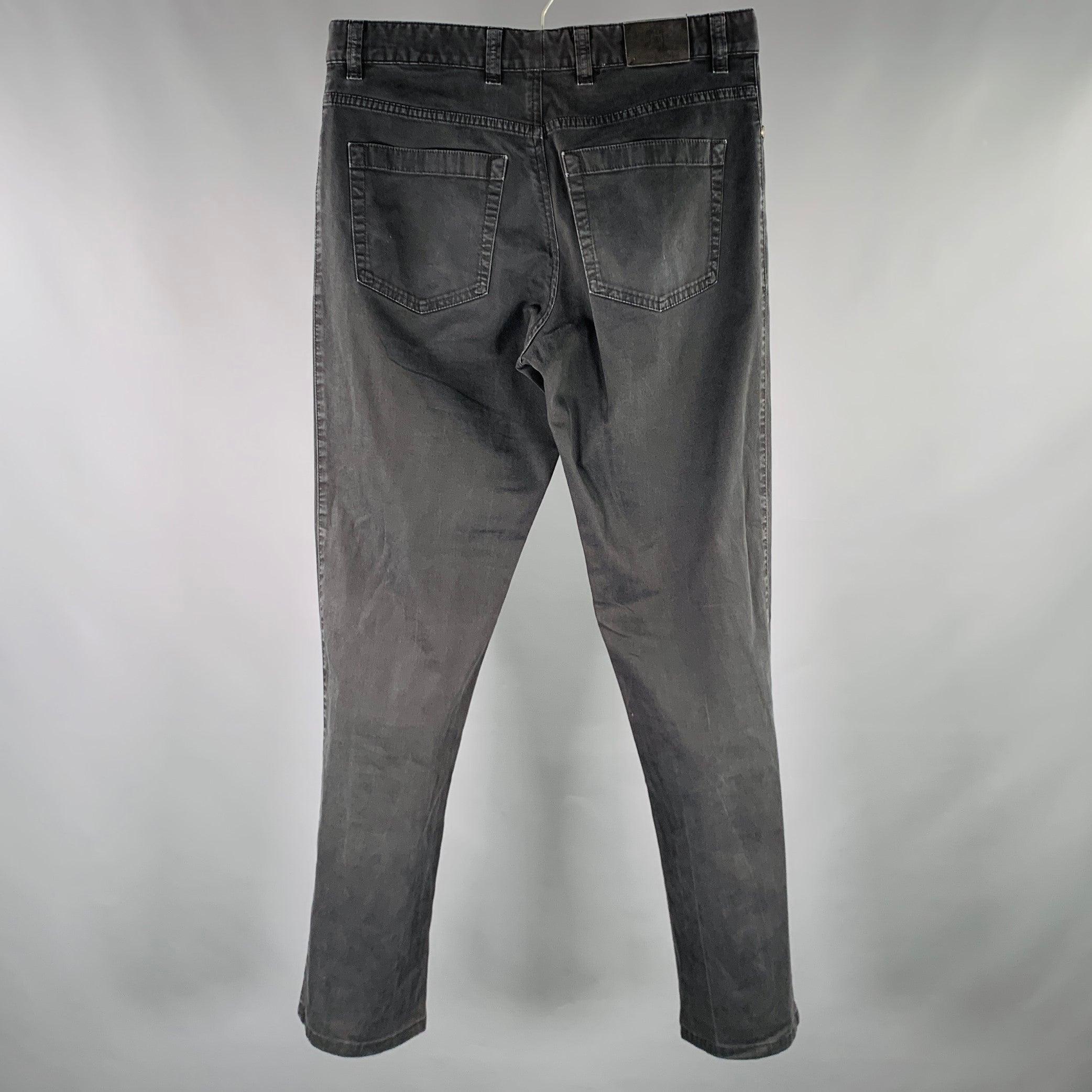 Vaqueros Ermenegildo Zegna en un tejido negro de mezcla de algodón elástico, con un estilo de cinco bolsillos, pierna recta y cierre con cremallera en la bragueta. Fabricado en Rumanía. Muy buen estado de conservación. Desvanecimiento de la luz.