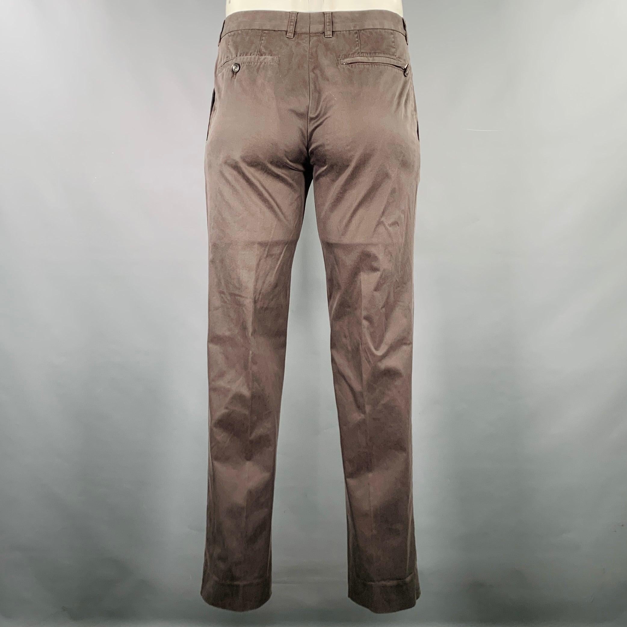 ERMENEGILDO ZEGNA Freizeithose aus anthrazitfarbenem Baumwoll-Stretch-Mischgewebe mit Brauntönen, mit flacher Vorderseite, geradem Bein und Hosenschlitz mit Reißverschluss. Made in Romania. sehr guter gebrauchter Zustand. Kleines Zeichen.