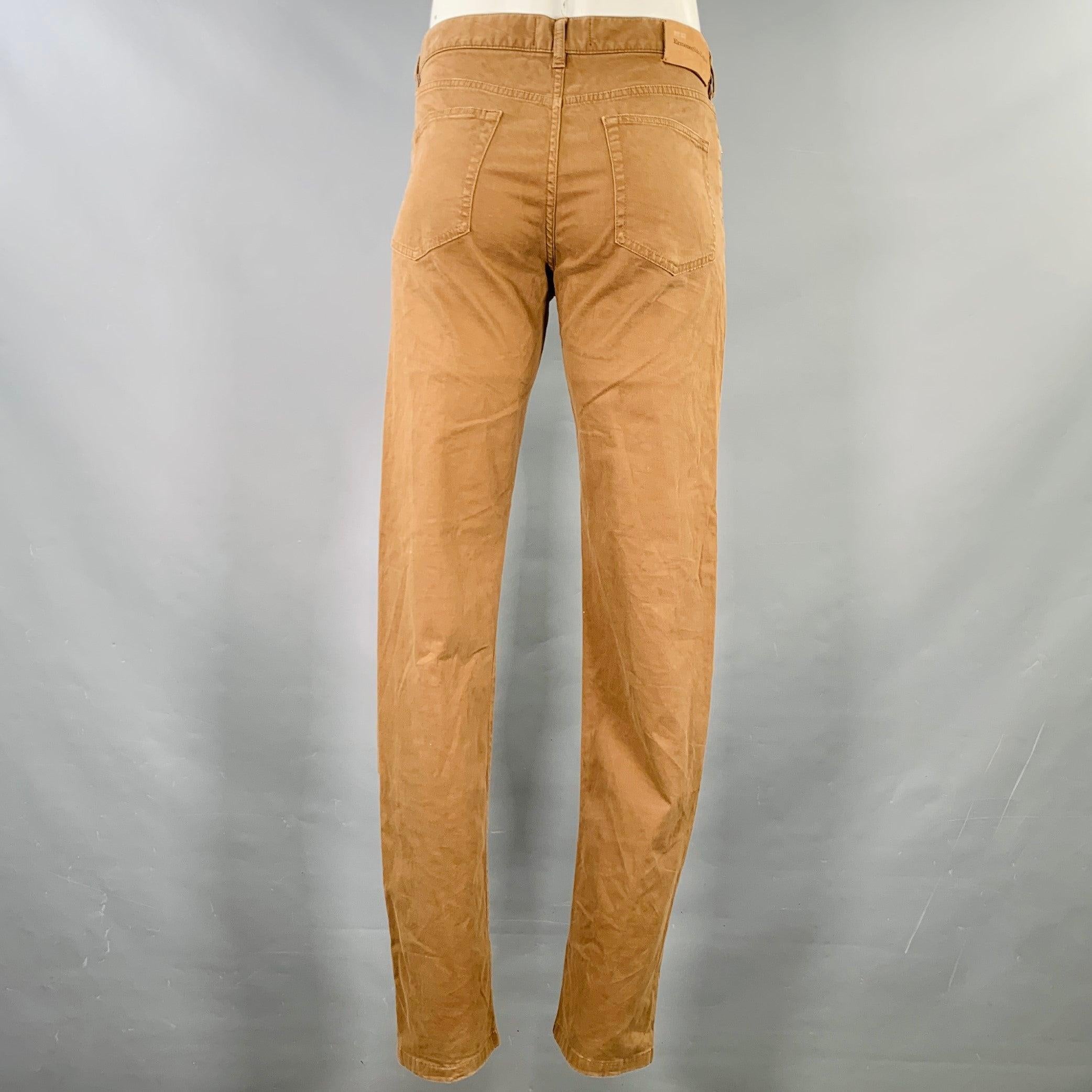 ERMENEGILDO ZEGNA Freizeithose
aus hellbraunem Baumwoll-Stretch-Twill mit fünf Taschen, geradem Bein und Hosenschlitz mit Reißverschluss.
Made in Romania.Excellent Pre-Owned Condition. 

Markiert:   34 

Abmessungen: 
  Taille: 34 Zoll Anstieg: 9