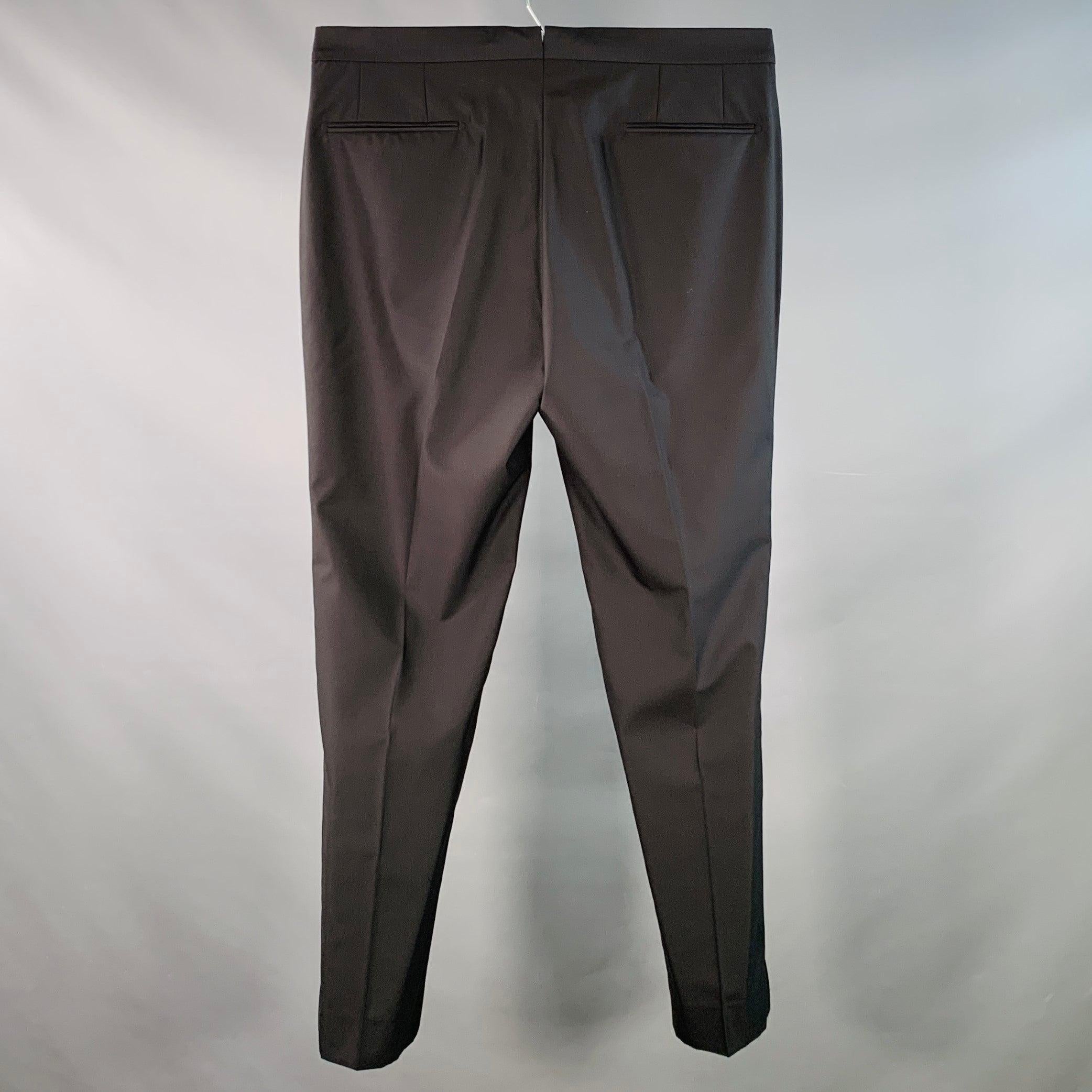 Pantaloni da cerimonia Ermenegildo Zegna
in tessuto di lana e seta nero, con un taglio frontale piatto, gamba affusolata e chiusura con zip. Made in Italy. Eccellente condizione di usato. 

Contrassegnato:   IT 52 

Misure: 
  Vita: 36 pollici