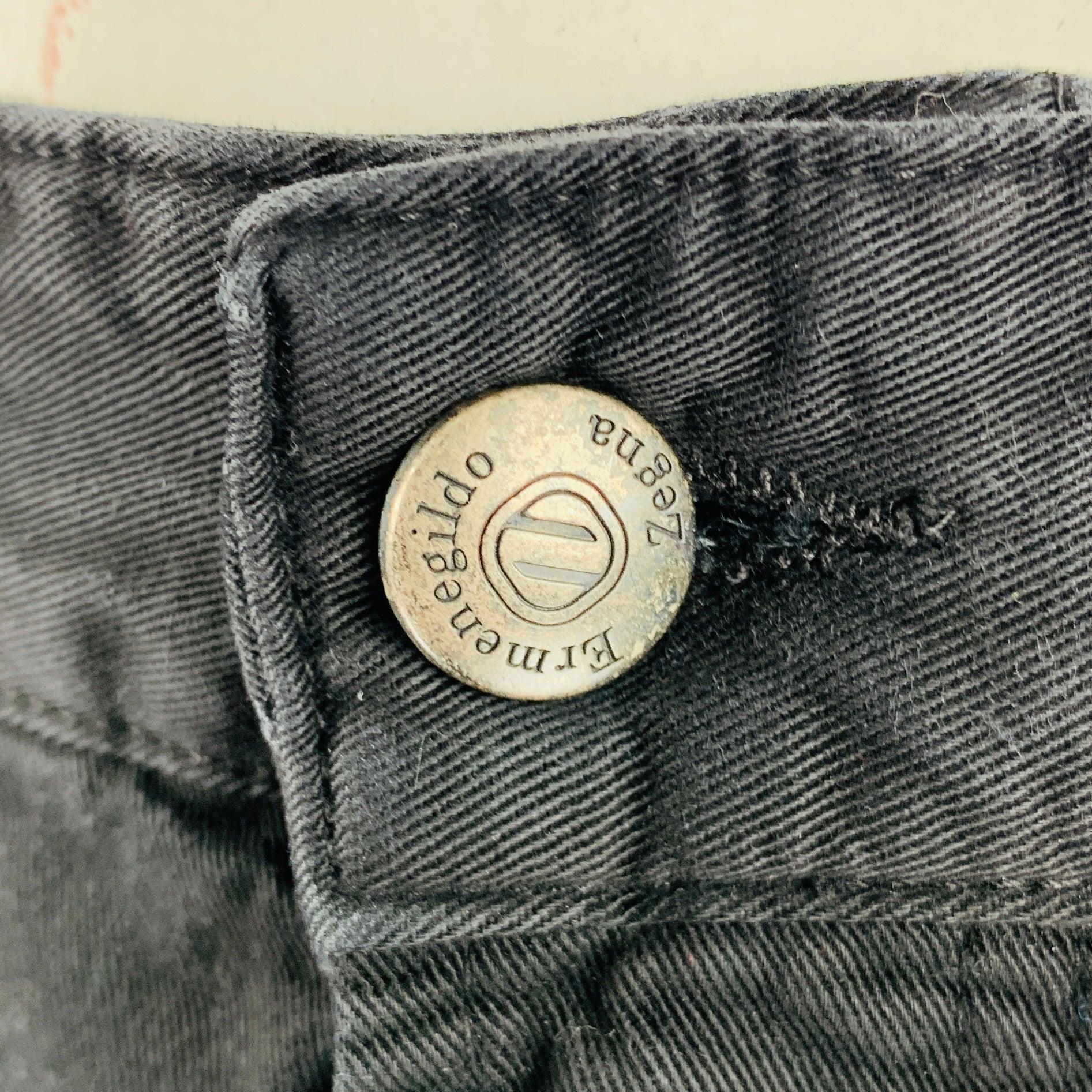 ERMENEGILDO Zegna pantalon décontracté
dans un
en coton noir, avec cinq poches, des ferrures Zegna argentées et une fermeture à glissière. Fabriqué en Italie. Très bon état. Signes d'usure modérés. 

Marqué :   38 

Mesures : 
  Taille : 38 pouces
