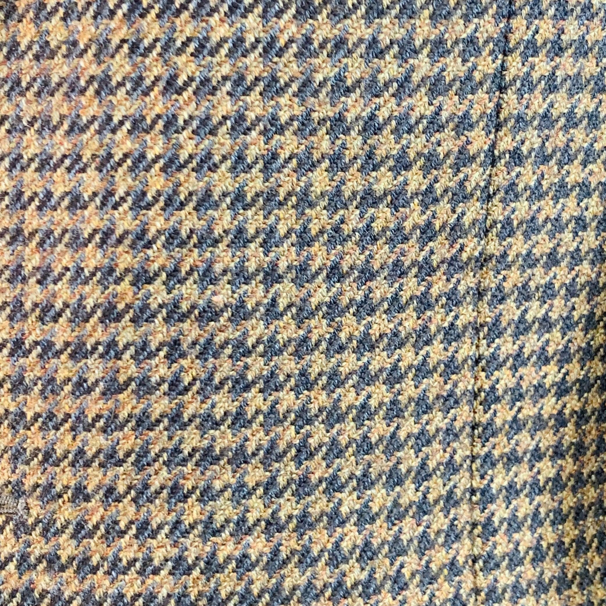 Cappotto sportivo ERMENEIGILDO Zegna per Neiman Marcus
in misto lana e cachemire marrone e beige, con motivo pied-de-poule, rever a specchio, schiena scoperta e chiusura a tre bottoni. 

Contrassegnato:   IT 48 

Misure: 
 
Spalla: 18,5 pollici