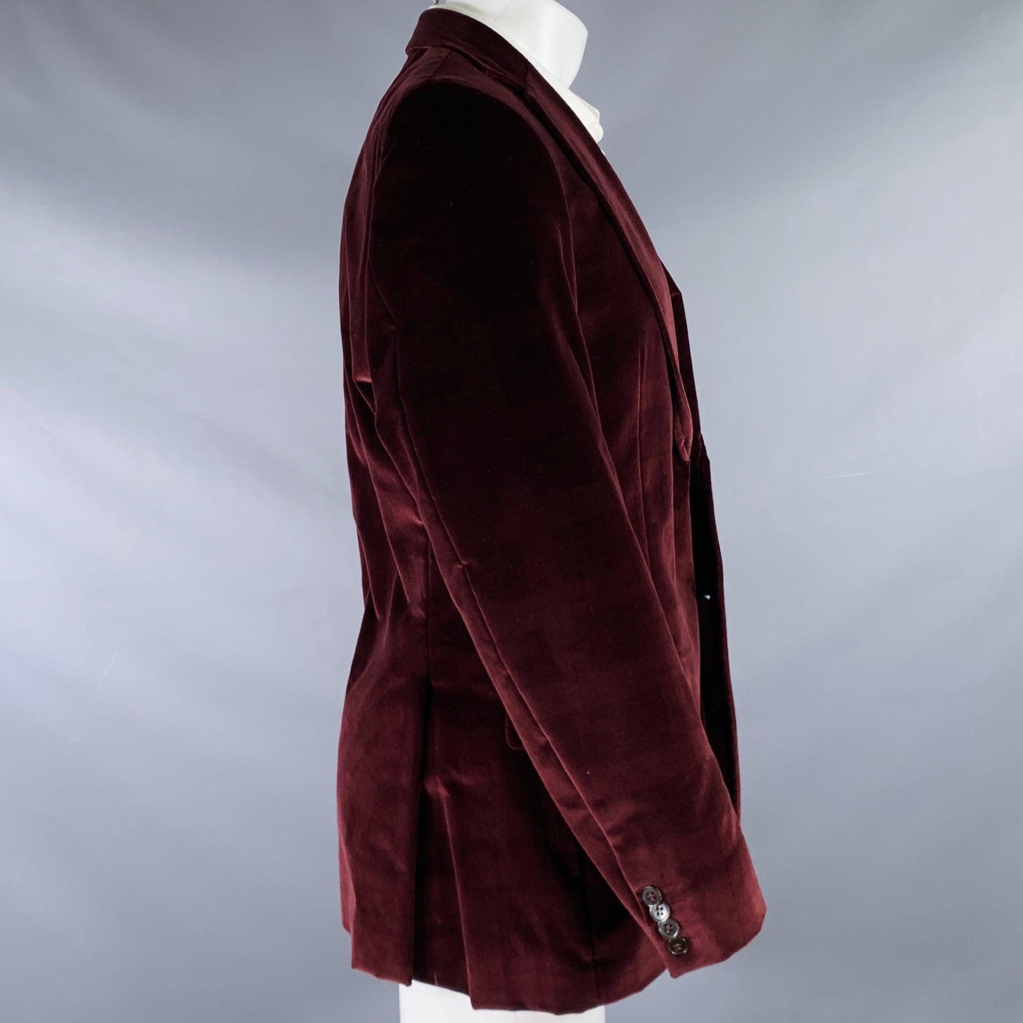 ERMENEGILDO Zegna manteau de sport
en velours de coton bordeaux, avec un revers échancré, un dos doublement aéré et une fermeture à double bouton. Fabriqué en Suisse. Excellent état. 

Marqué :   IT 50 

Mesures : 
 
Épaule : 17 pouces Poitrine : 40