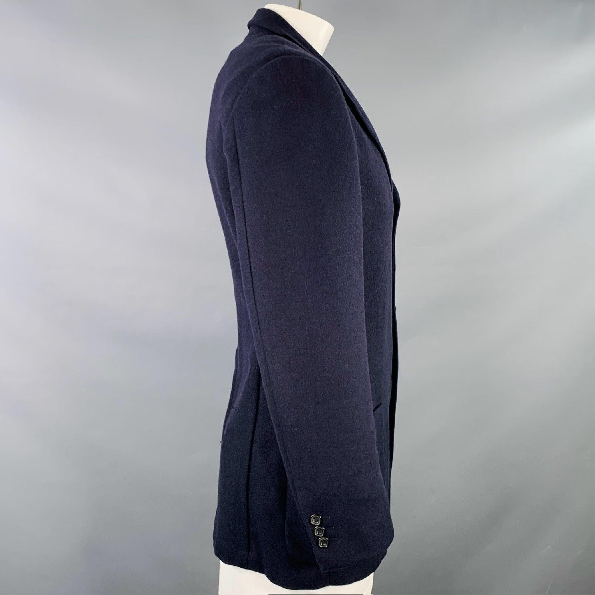 Veste ERMENEGILDO ZEGNA SOFT
en laine mélangée cachemire marine, avec un revers à cran, trois poches plaquées et une fermeture à trois boutons. Fabriqué en Suisse. Bon état d'usage. Boulochage modéré au dos de la veste. 

Marqué :   L'étiquette est
