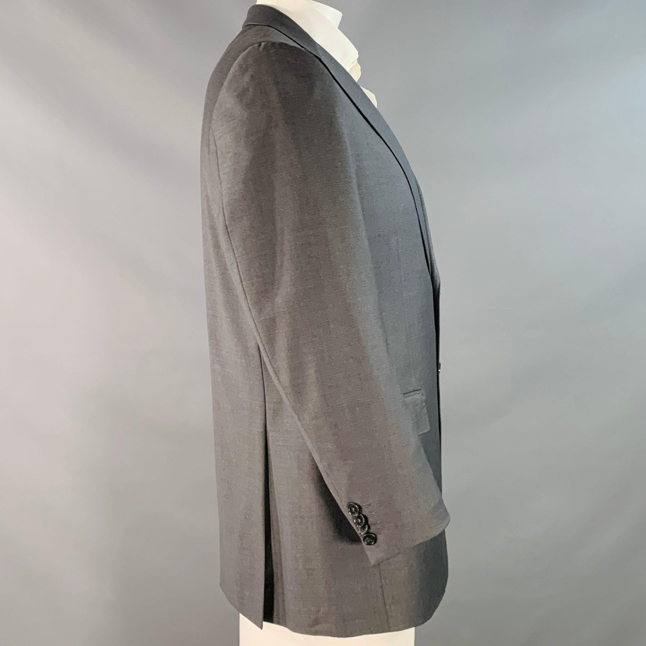Cappotto sportivo Ermenegildo Zegna per Neiman Marcus
in lana grigia con revers a lancia, doppio spacco sul retro e chiusura a due bottoni. Nota: le maniche di questo capo sono state modificate professionalmente e presentano una lunghezza
