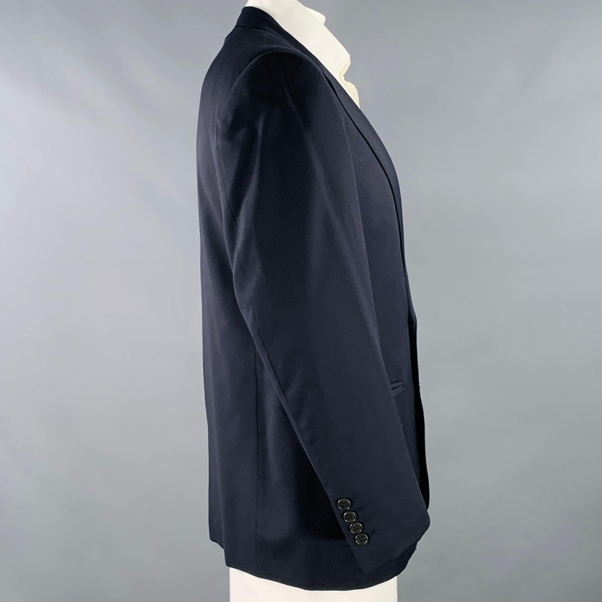 Cappotto sportivo Ermenegildo Zegna
in lana blu, con revers a lancia, schiena scoperta e chiusura a due bottoni. Made in Italy. Eccellente condizione di usato. 

Contrassegnato:   IT 54 

Misure: 
 
Spalla: 18,5 pollici Petto: 45 pollici Manica: 25