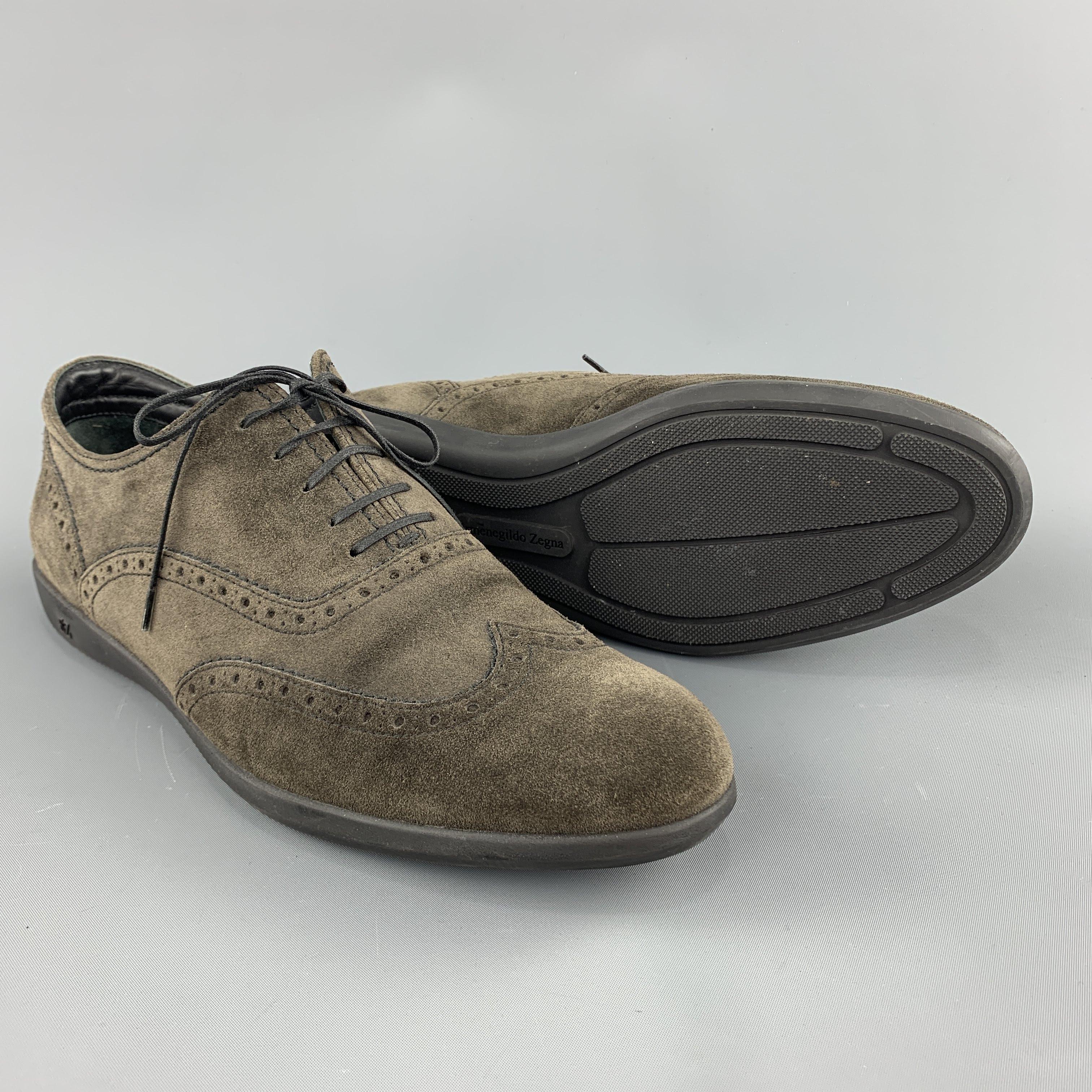 ERMENEGILDO ZEGNA brogues come in gray suede with a wingtip toe and rubber sole. Made in Italy.
 
Excellent Pre-Owned Condition.
Marked: UK 8.5
 
Outsole: 12 x 4 in.