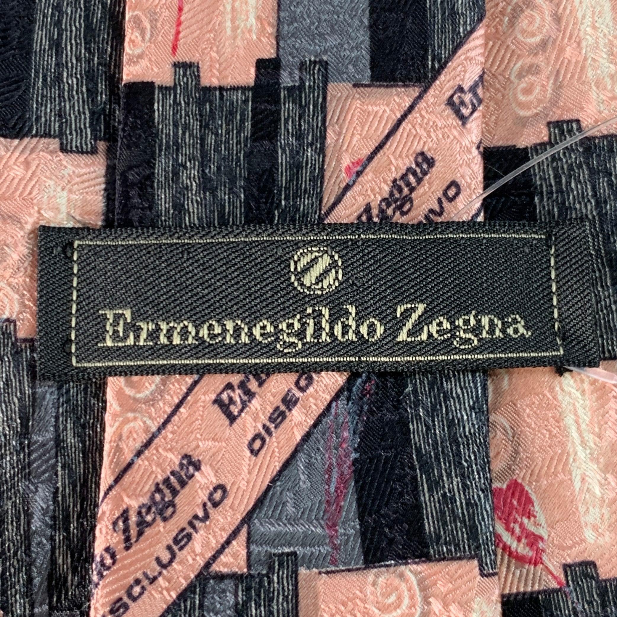 Ermenegildo Zegna Cravate en soie à carreaux gris et roses de taille moyenne Excellent état - En vente à San Francisco, CA
