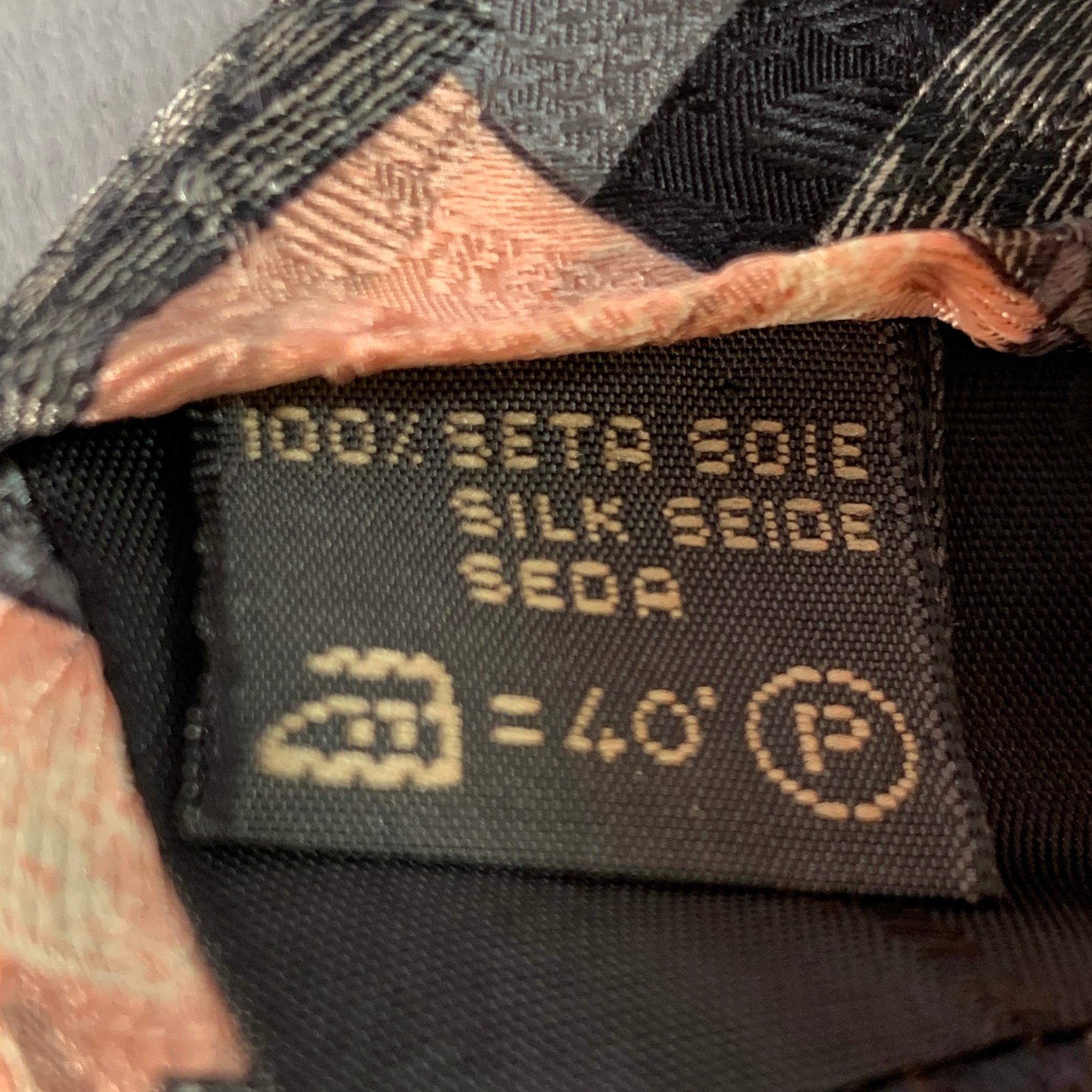 Ermenegildo Zegna Cravate en soie à carreaux gris et roses de taille moyenne Pour hommes en vente