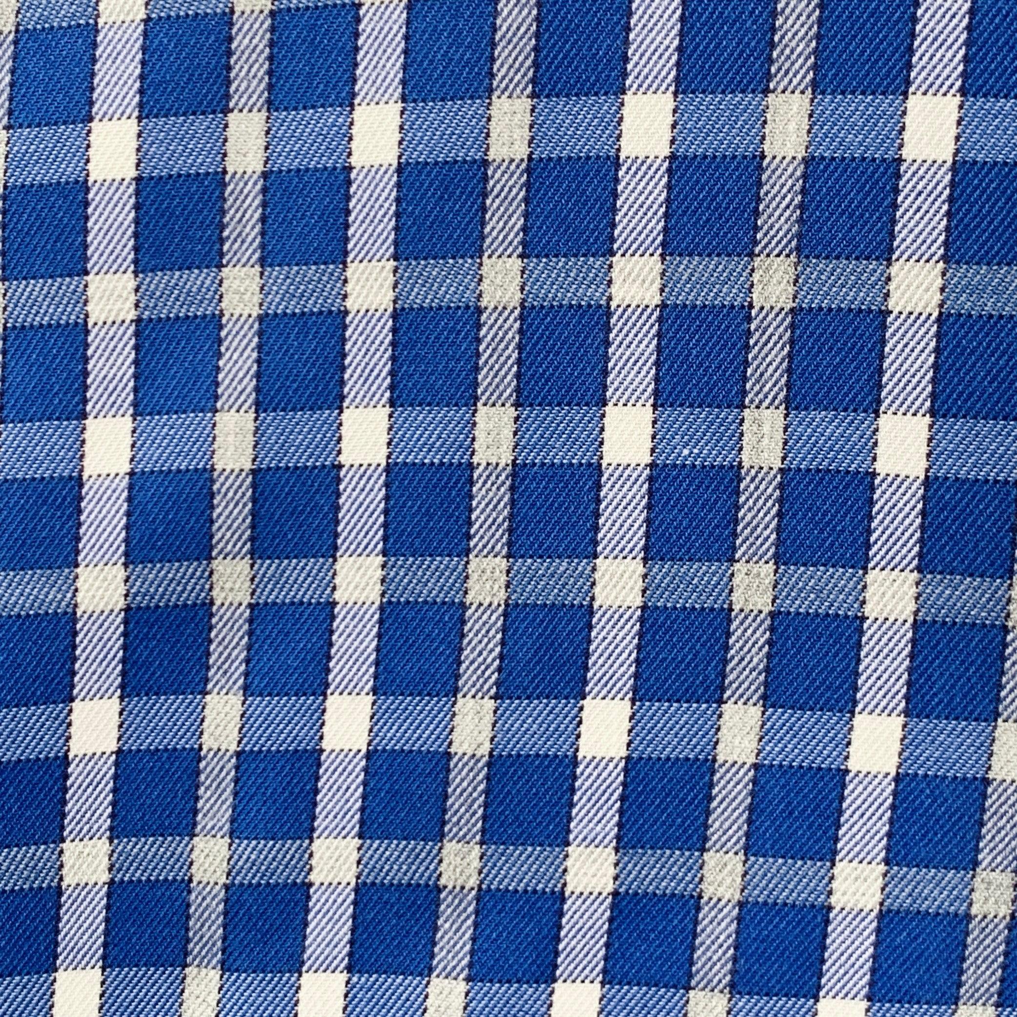Camicia Ermenegildo Zegna a maniche lunghe in tessuto di cotone blu e bianco con fantasia a scacchi, colletto curvo e chiusura a bottoni.Eccellenti condizioni di usato. 

Contrassegnato:   L 

Misure: 
 
Spalla: 17 pollici Petto: 44 pollici Maniche: