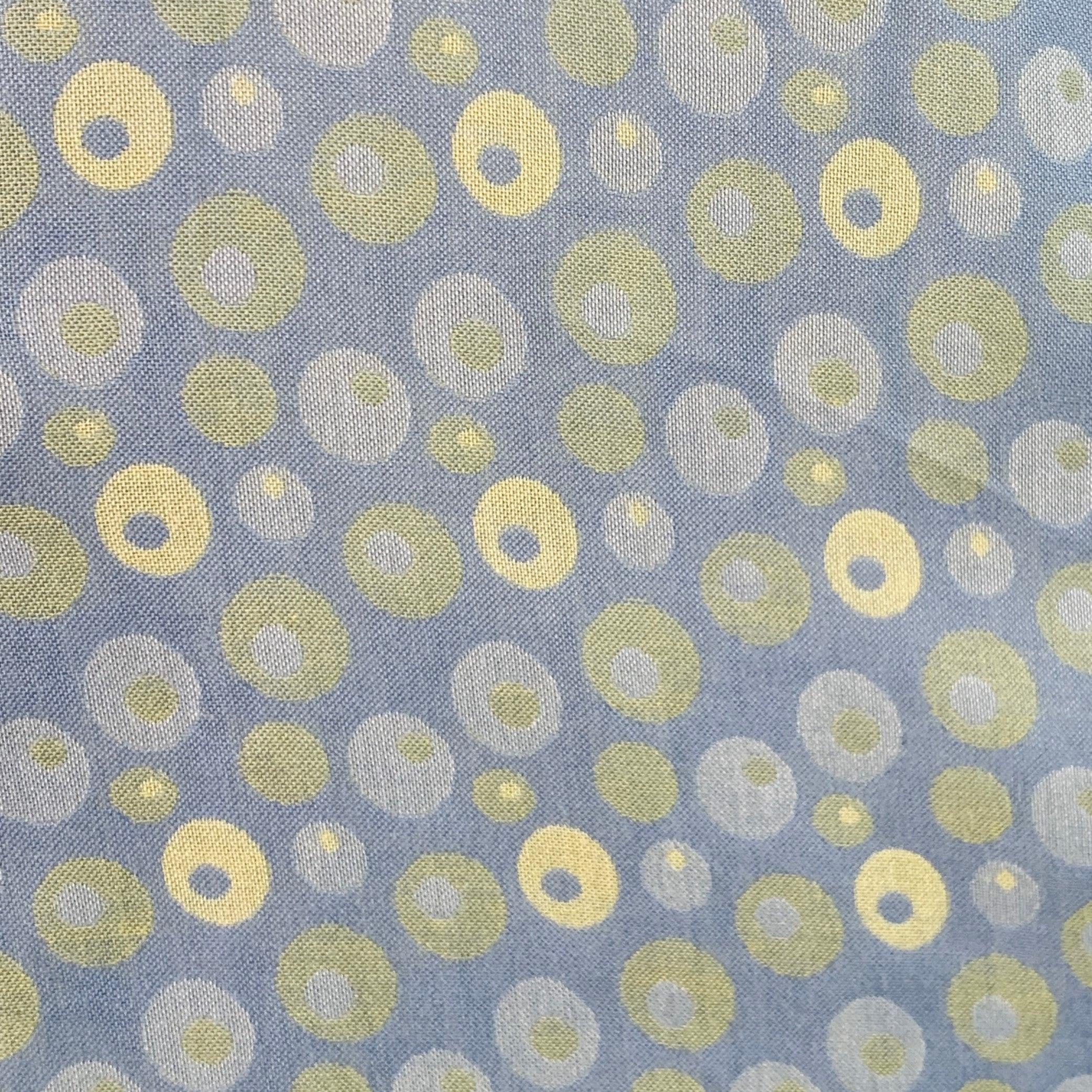 Camicia a maniche lunghe Ermenegildo Zegna
in tessuto di cotone blu e giallo con motivo a pois, colletto con bottoni nascosti, una tasca e chiusura con bottoni. Made in Italy. Eccellente condizione di usato.  

Contrassegnato:   L 

Misure: 

