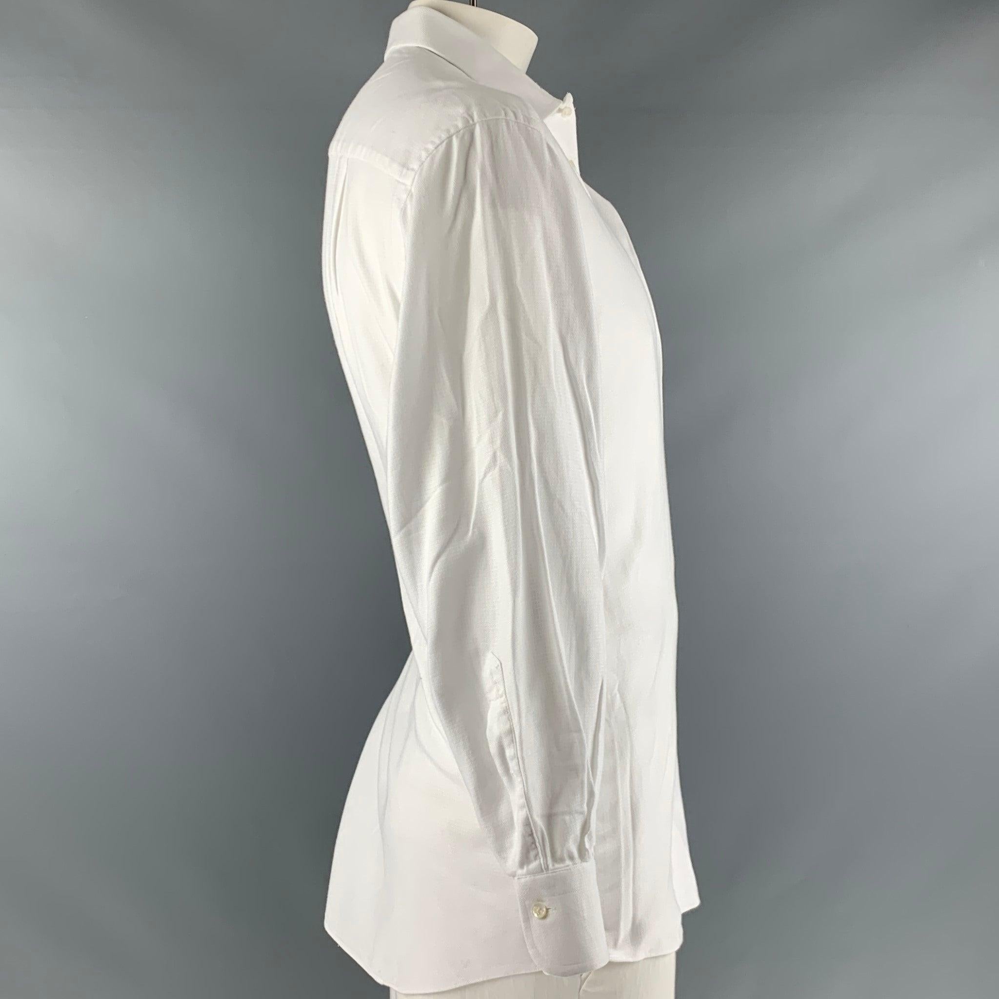ERMENEGILDO ZEGNA
long sleeve shirt in a white cotton fabric, featuring one pocket and a button closure.Good Pre-Owned Condition.
Moderate signs of wear and one broken button. 

Marked:   41/16 

Measurements: 
 
Shoulder: 18 inches Chest: 41 inches