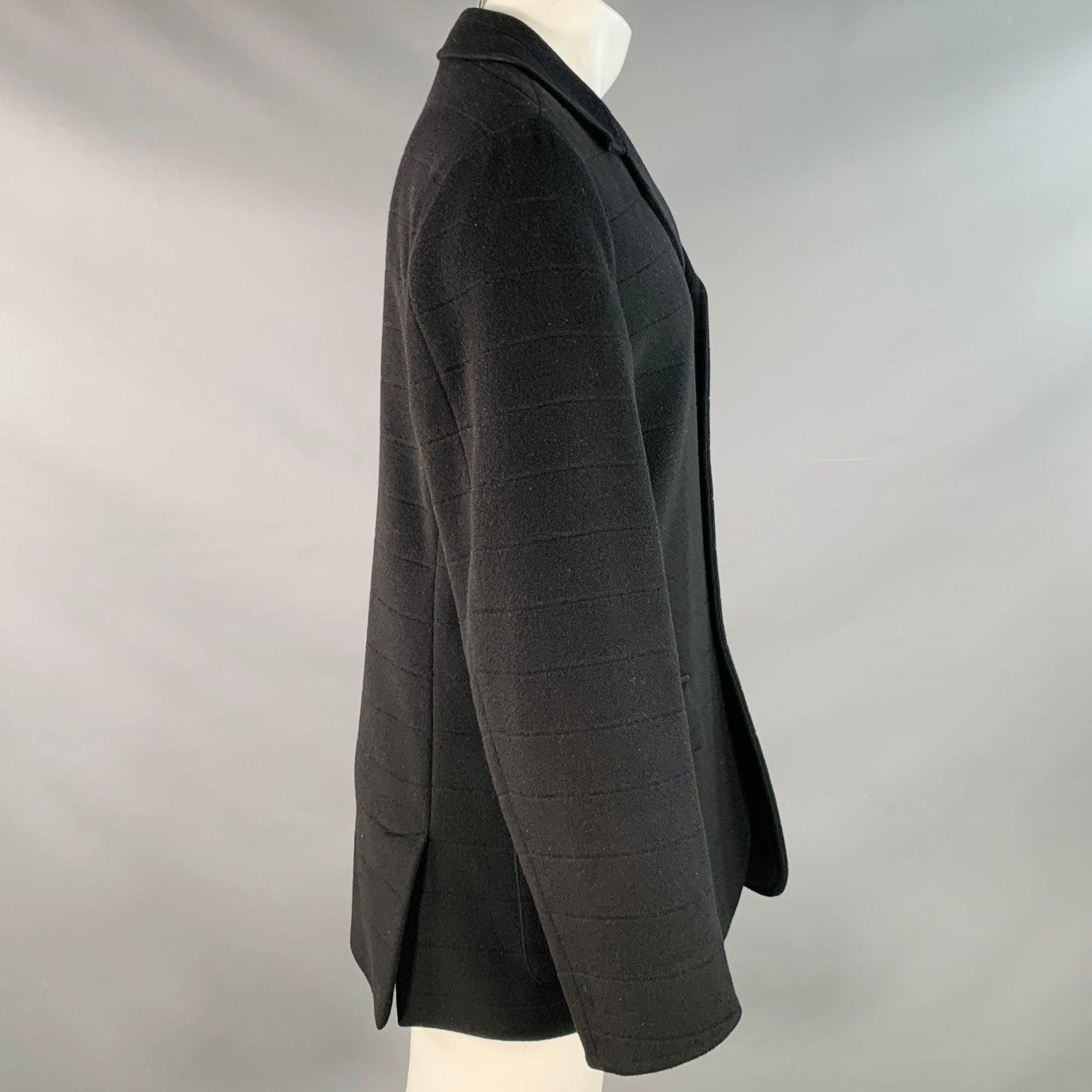 Giacca Ermenegildo Zegna
in tessuto nero con motivo a righe, stile monopetto e chiusura a bottoni. Made in Italy. Eccellente condizione di usato. 

Contrassegnato:   M/50 

Misure: 
 
Spalla: 17,5 pollici Petto: 43 pollici Maniche: 26,5 pollici